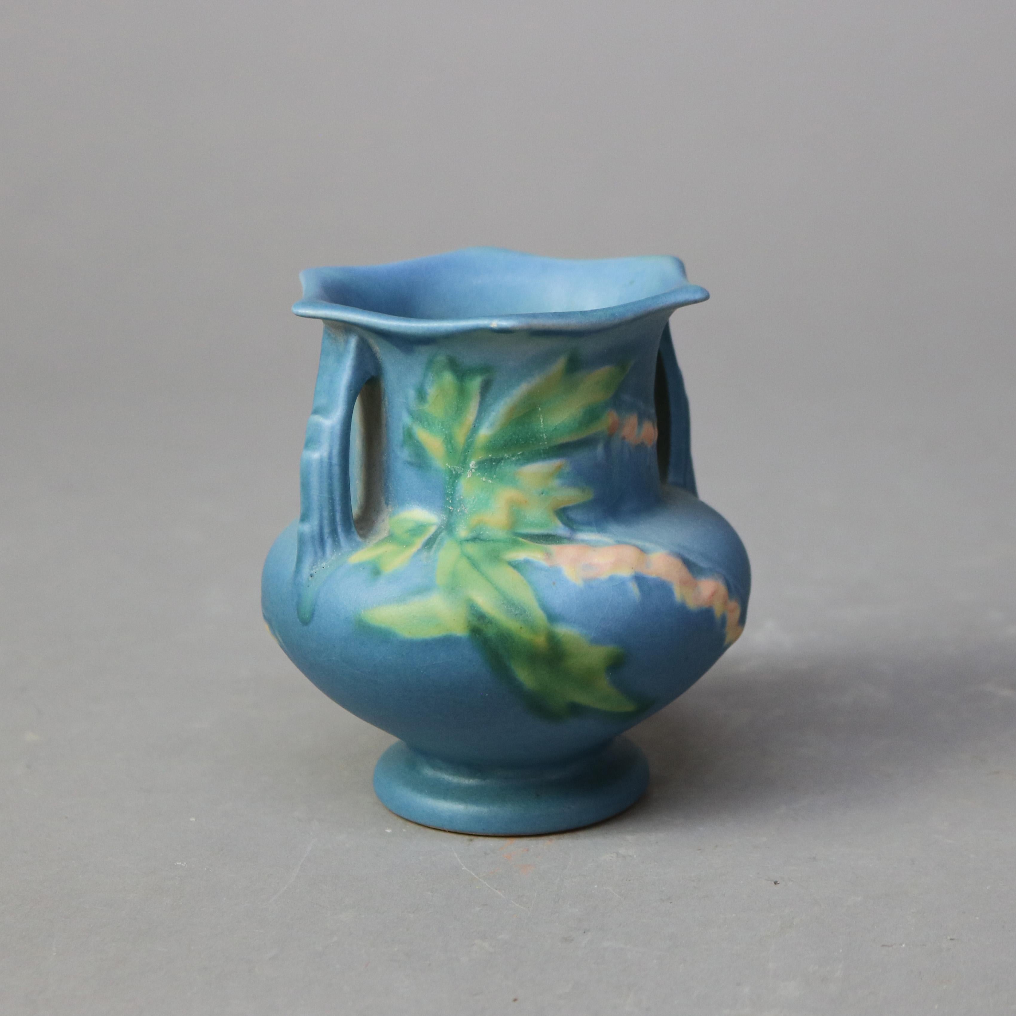 Americano Roseville Art Pottery Vaso blu con motivo di cuori sanguinanti metà del XX secolo