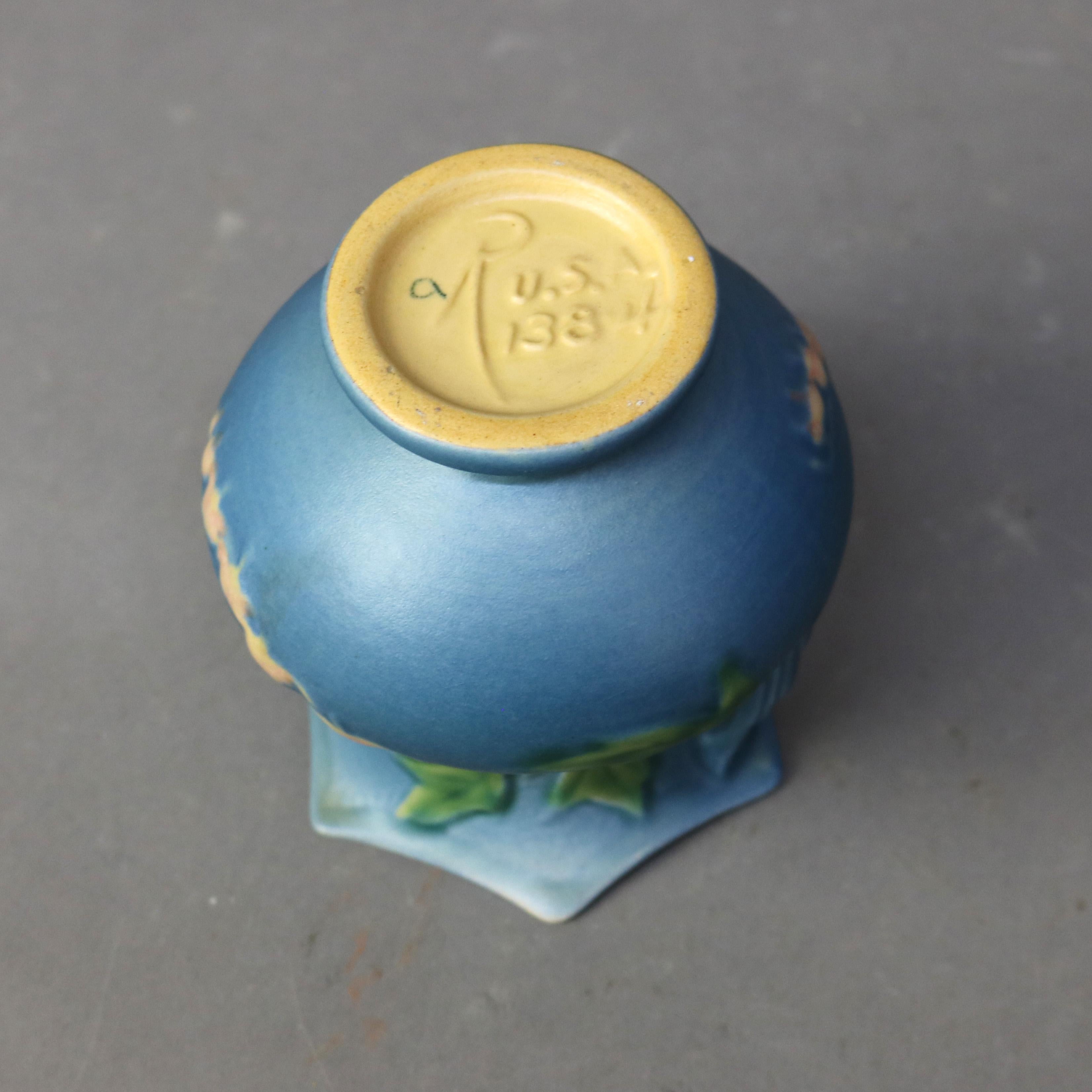 Roseville Art Pottery Vaso blu con motivo di cuori sanguinanti metà del XX secolo In condizioni buone a Big Flats, NY