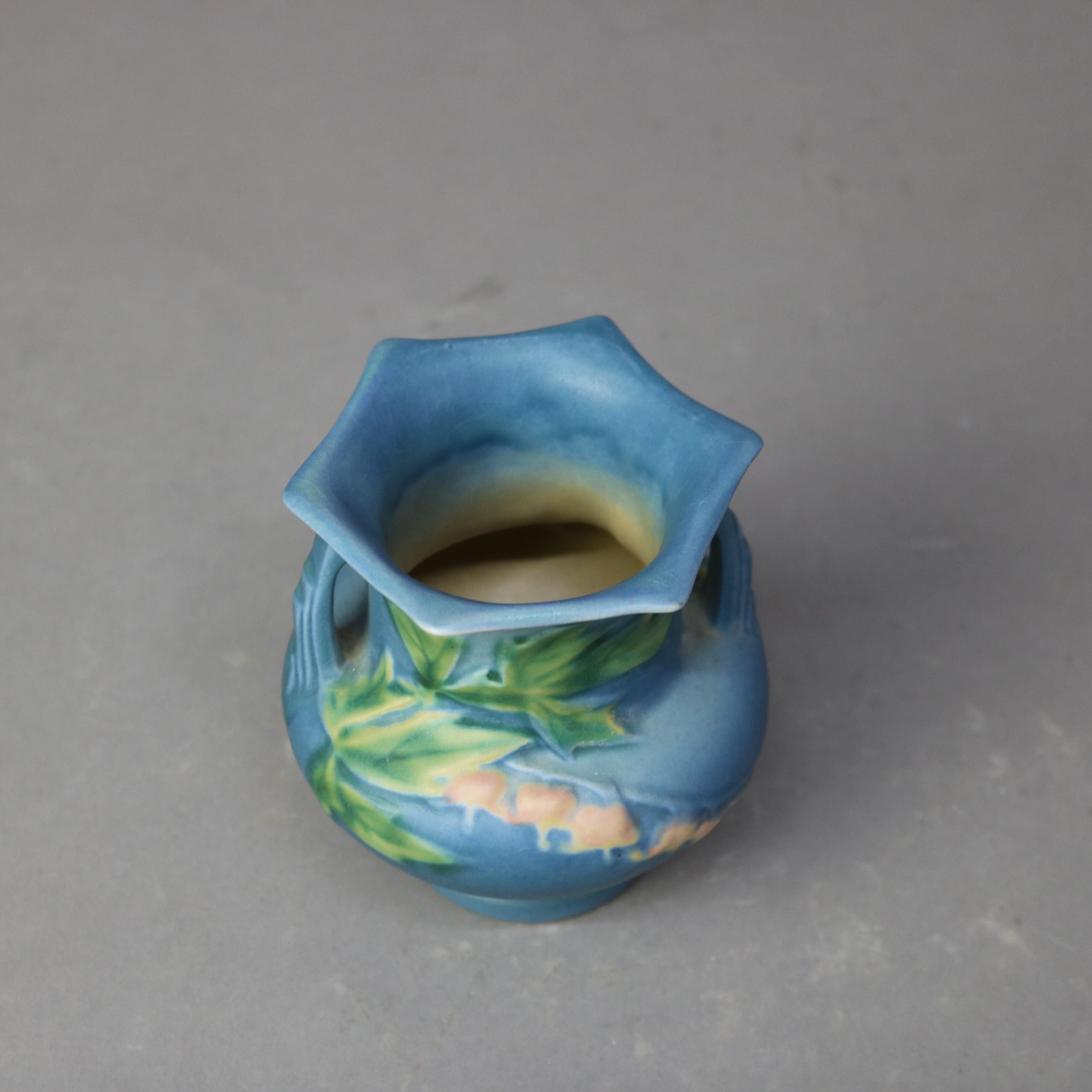 Terracotta Roseville Art Pottery Vaso blu con motivo di cuori sanguinanti metà del XX secolo