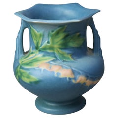 Roseville Art Pottery Vaso blu con motivo di cuori sanguinanti metà del XX secolo