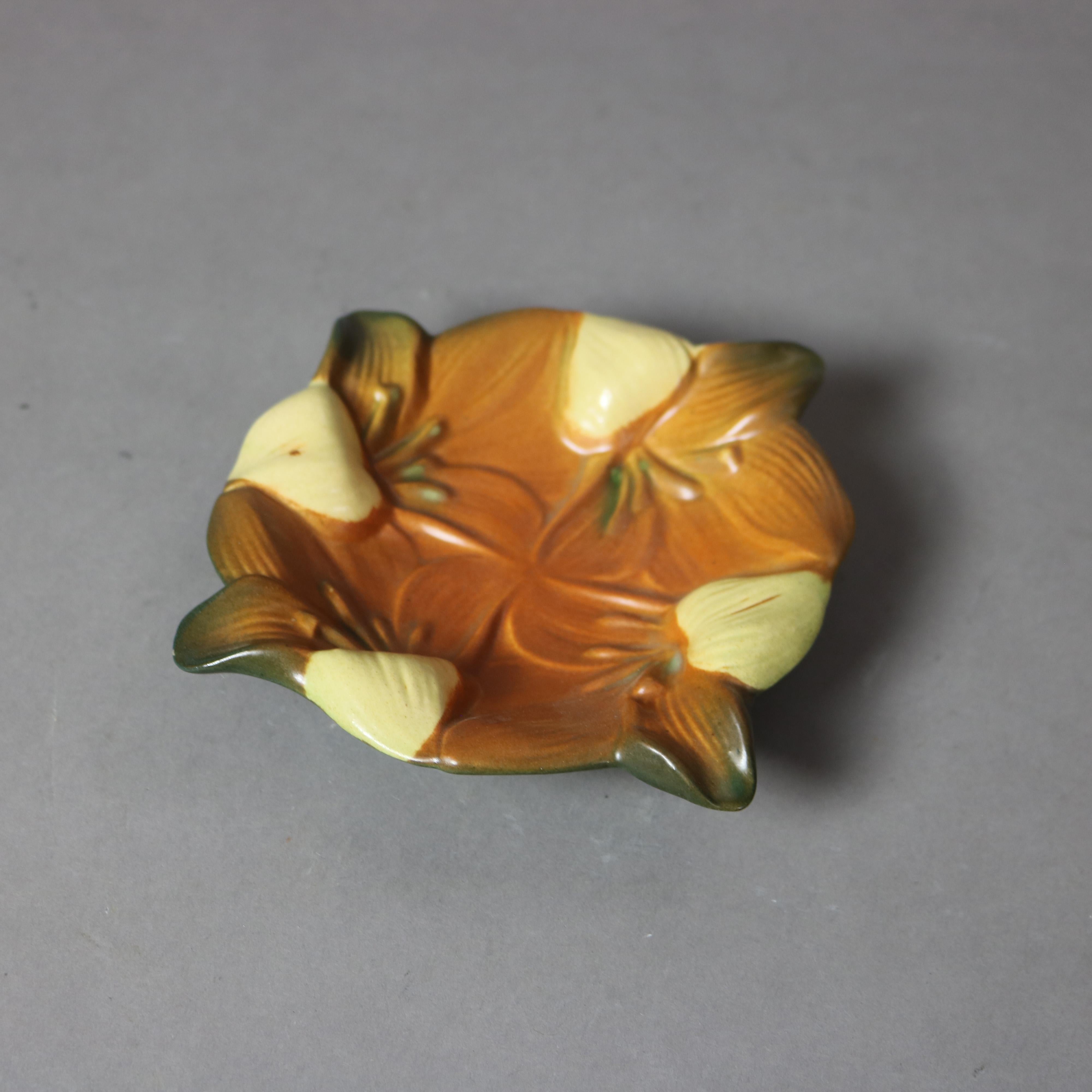 Roseville Art Pottery Brown Aschenbecher mit Zephyr Lily Muster Mitte 20C

Maße - 1 1/2