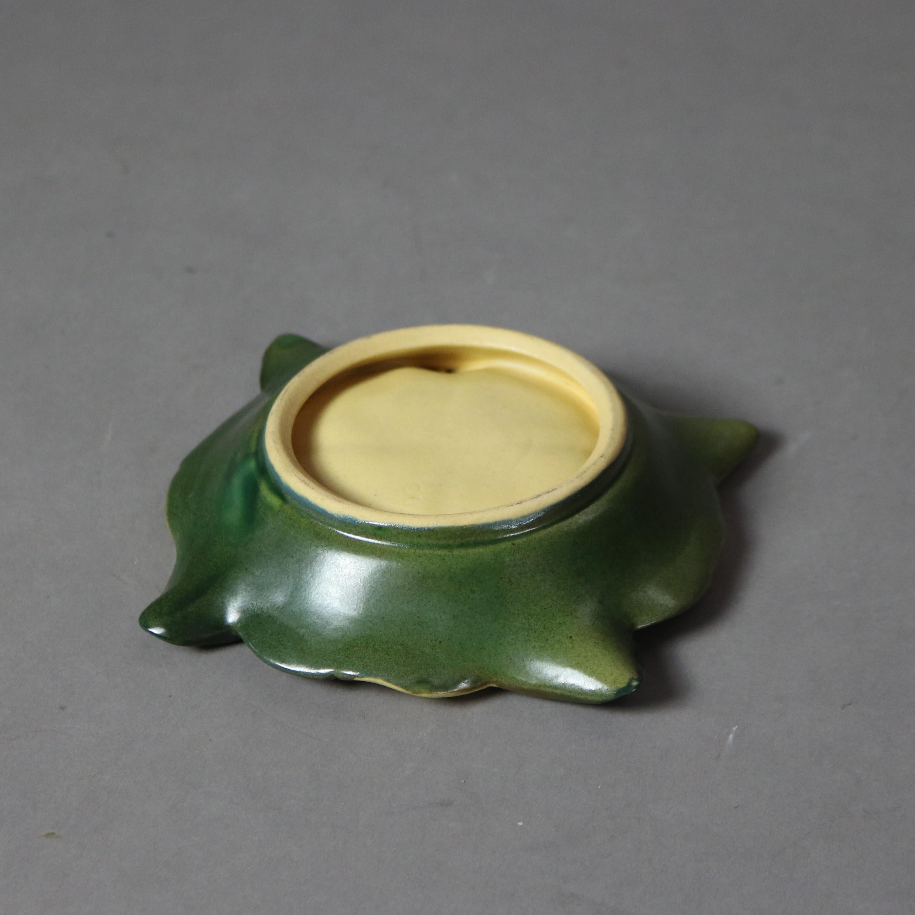 Roseville Art Pottery Brown Aschenbecher mit Zephyr Lily Muster Mitte 20C im Zustand „Gut“ im Angebot in Big Flats, NY