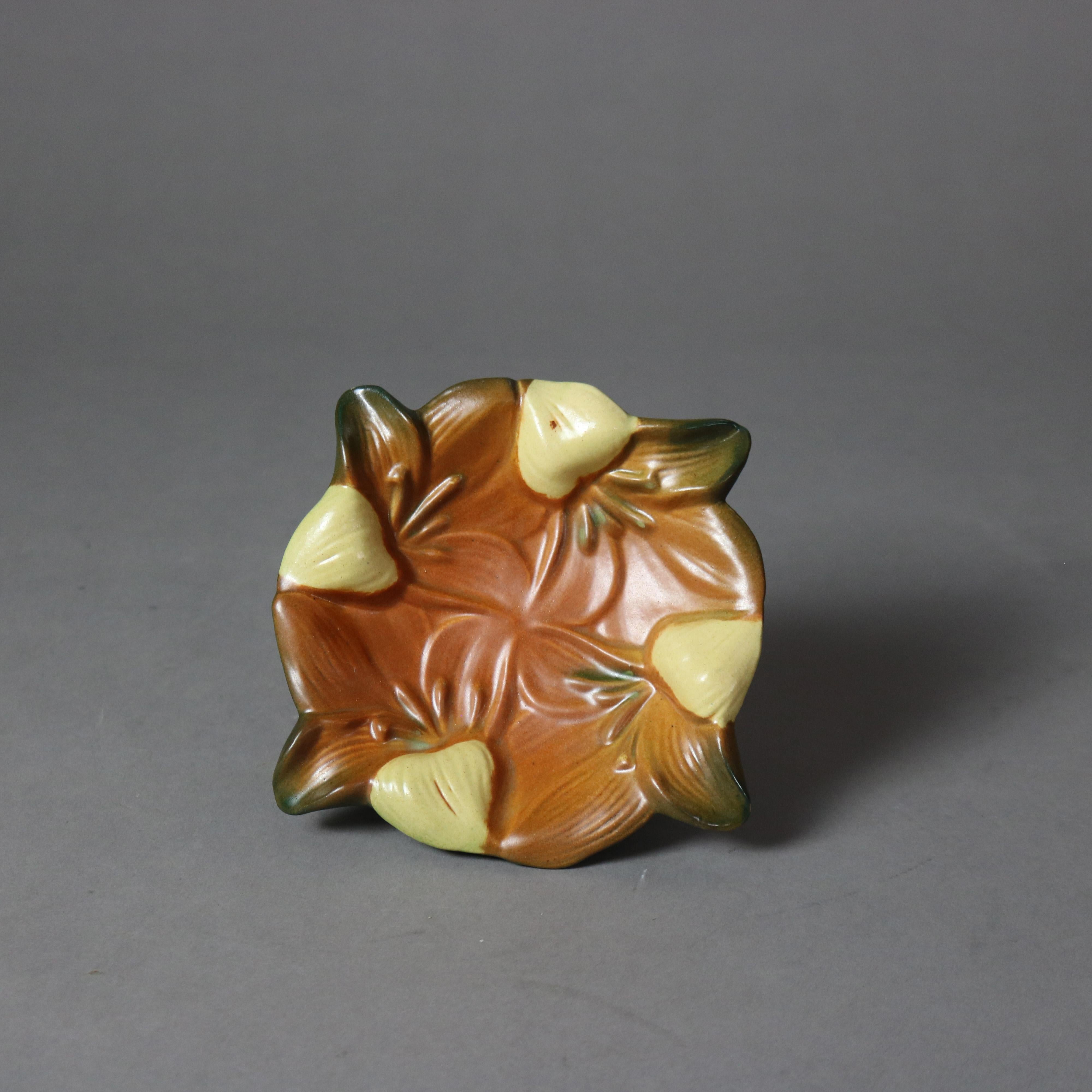 Roseville Art Pottery Brown Aschenbecher mit Zephyr Lily Muster Mitte 20C (20. Jahrhundert) im Angebot