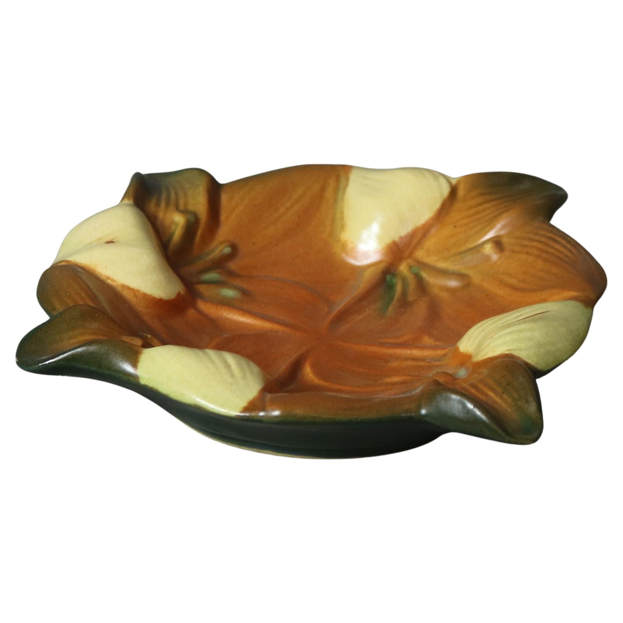 Roseville Art Pottery Posacenere marrone con motivo di giglio Zephyr Metà del XX secolo