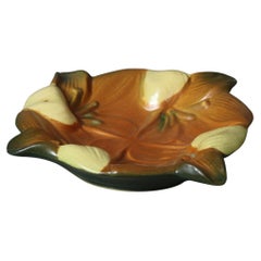 Roseville Art Pottery Posacenere marrone con motivo di giglio Zephyr Metà del XX secolo