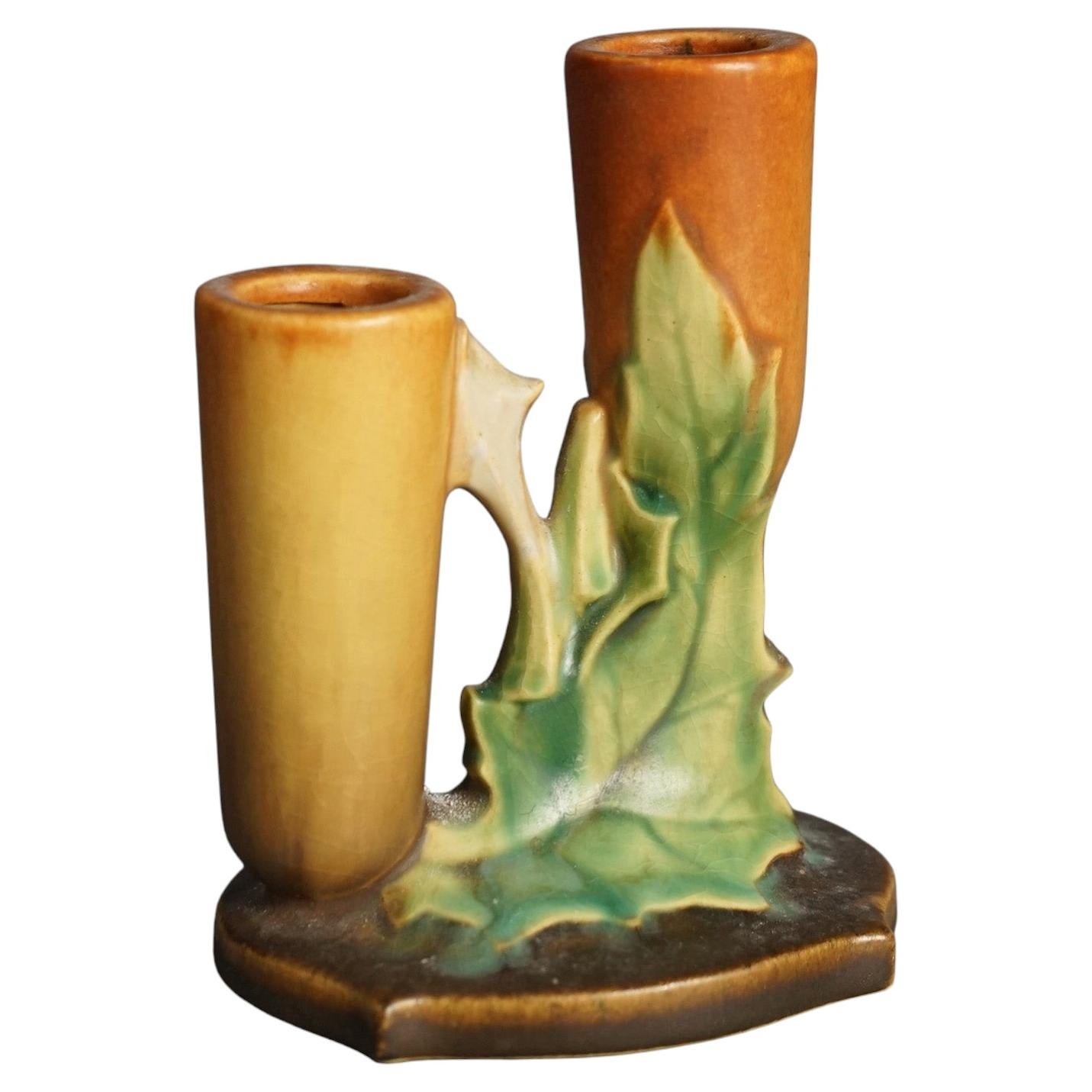 Roseville Art Pottery Jarrón doble de capullos marrón con dibujo Thornapple C1937 en venta