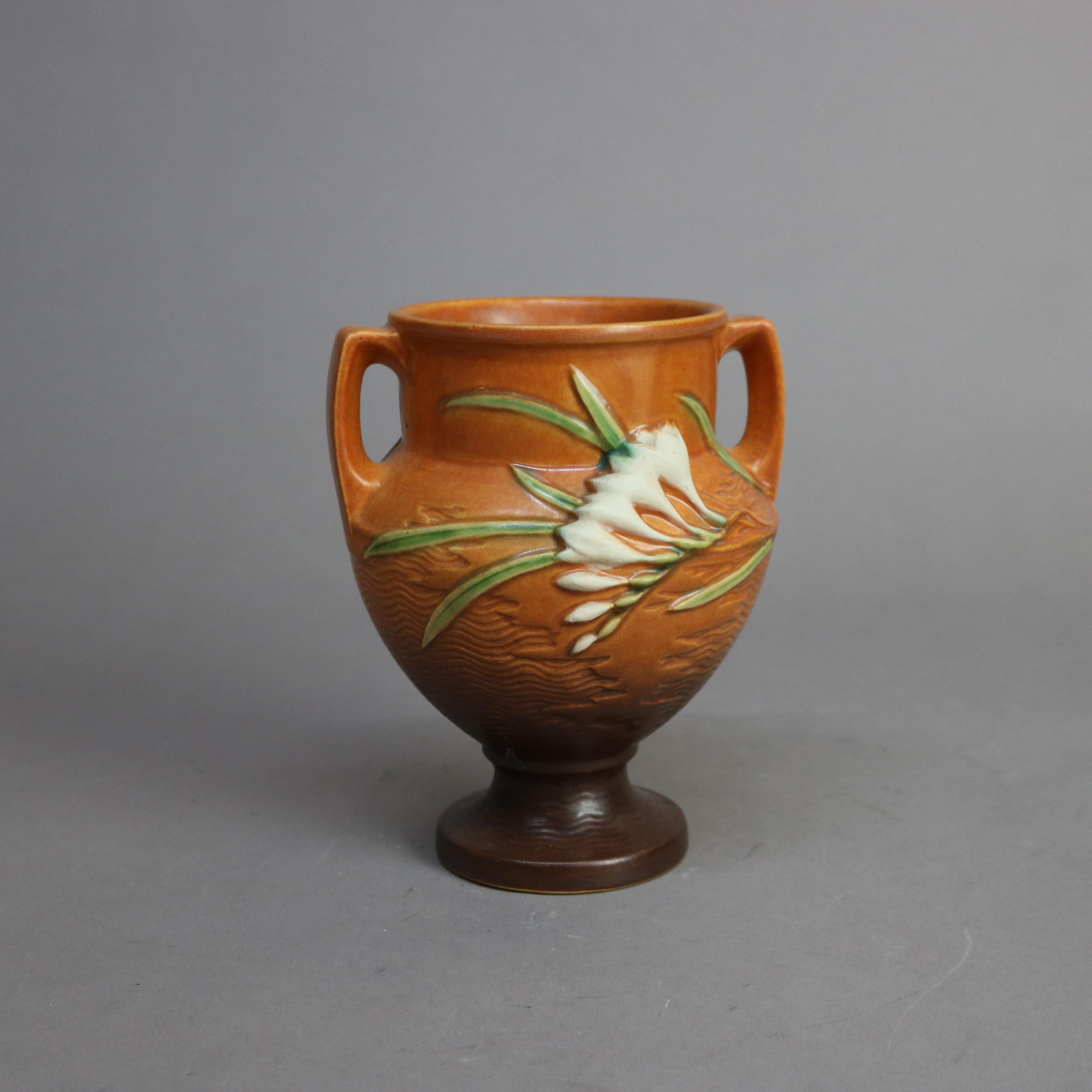 Jarrón marrón de Roseville Art Pottery con motivo de freesia Mediados del siglo XX

Medidas - 8,5 