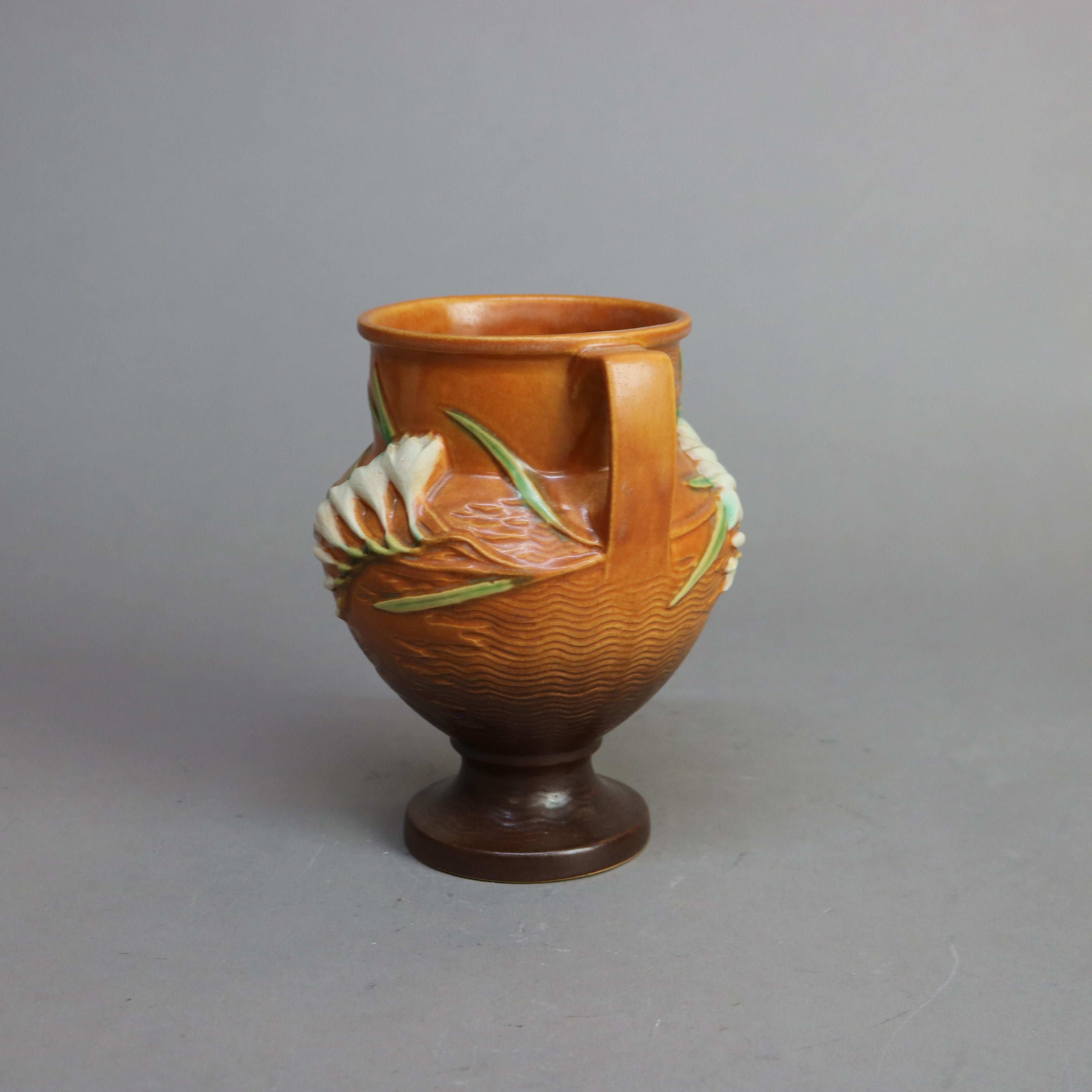Jarrón marrón de Roseville Art Pottery con motivo de freesia Mediados del siglo XX Estadounidense en venta