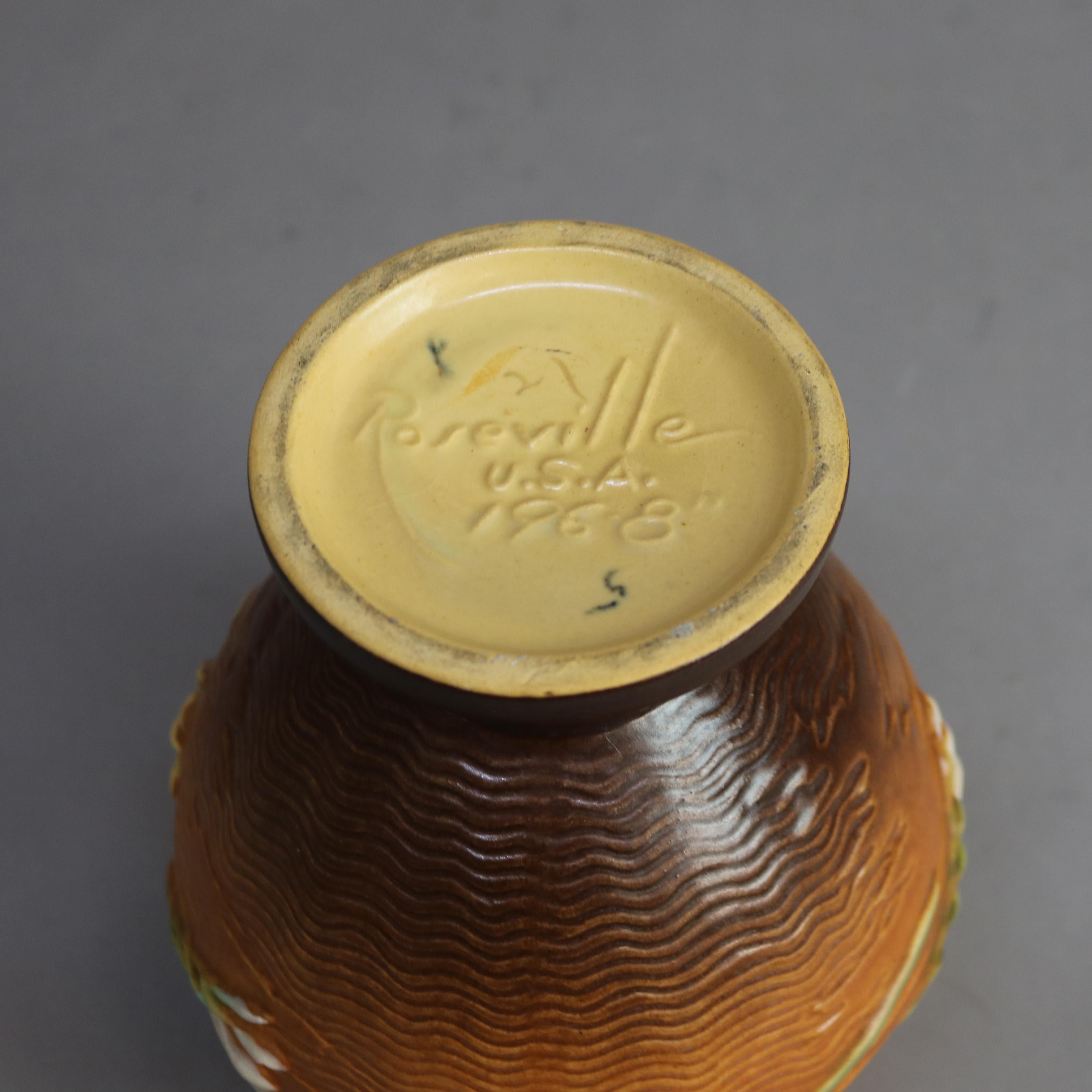 Jarrón marrón de Roseville Art Pottery con motivo de freesia Mediados del siglo XX en Bueno estado para la venta en Big Flats, NY