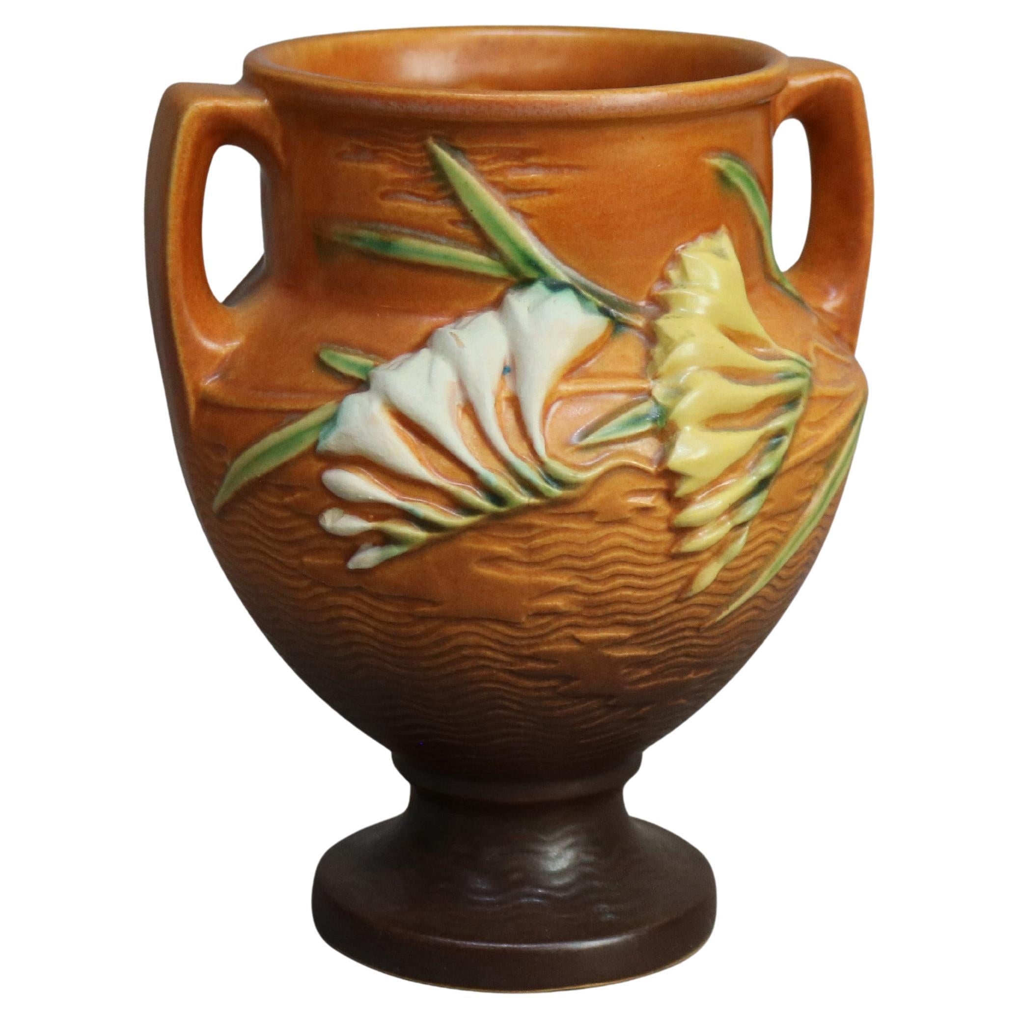 Roseville Art Pottery Vaso marrone con motivo di fresia Metà del XX secolo