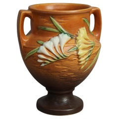 Roseville Art Pottery Vaso marrone con motivo di fresia Metà del XX secolo