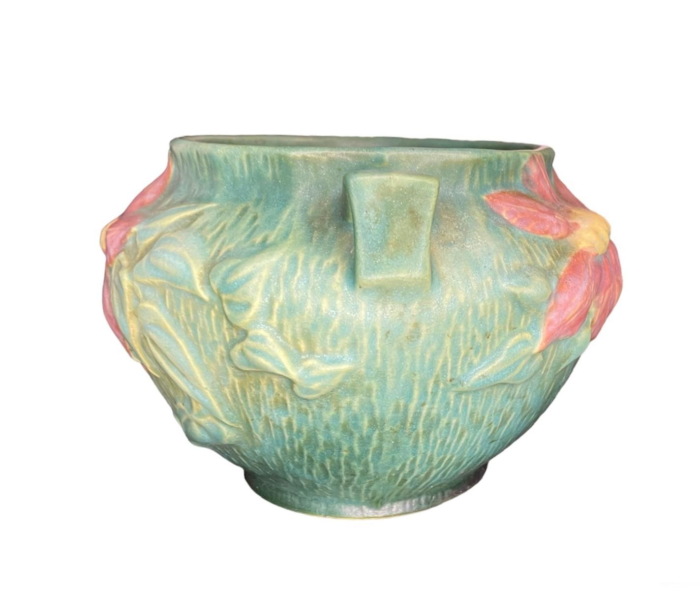Roseville Art Pottery Clematis Pattern Bowl In Good Condition In Guaynabo, PR