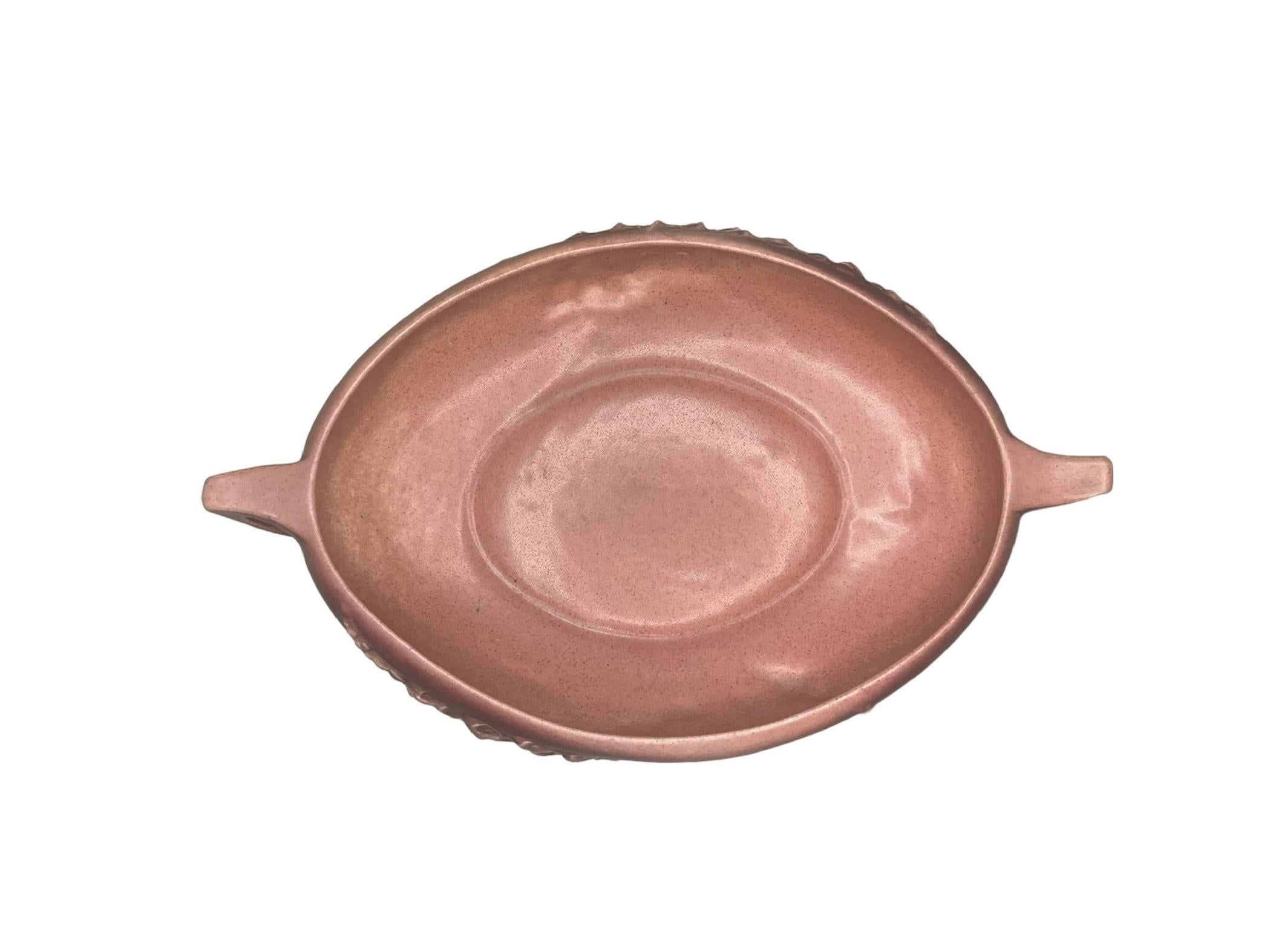 Roseville Art Pottery Foxglove Pattern Vase In Good Condition For Sale In Guaynabo, PR