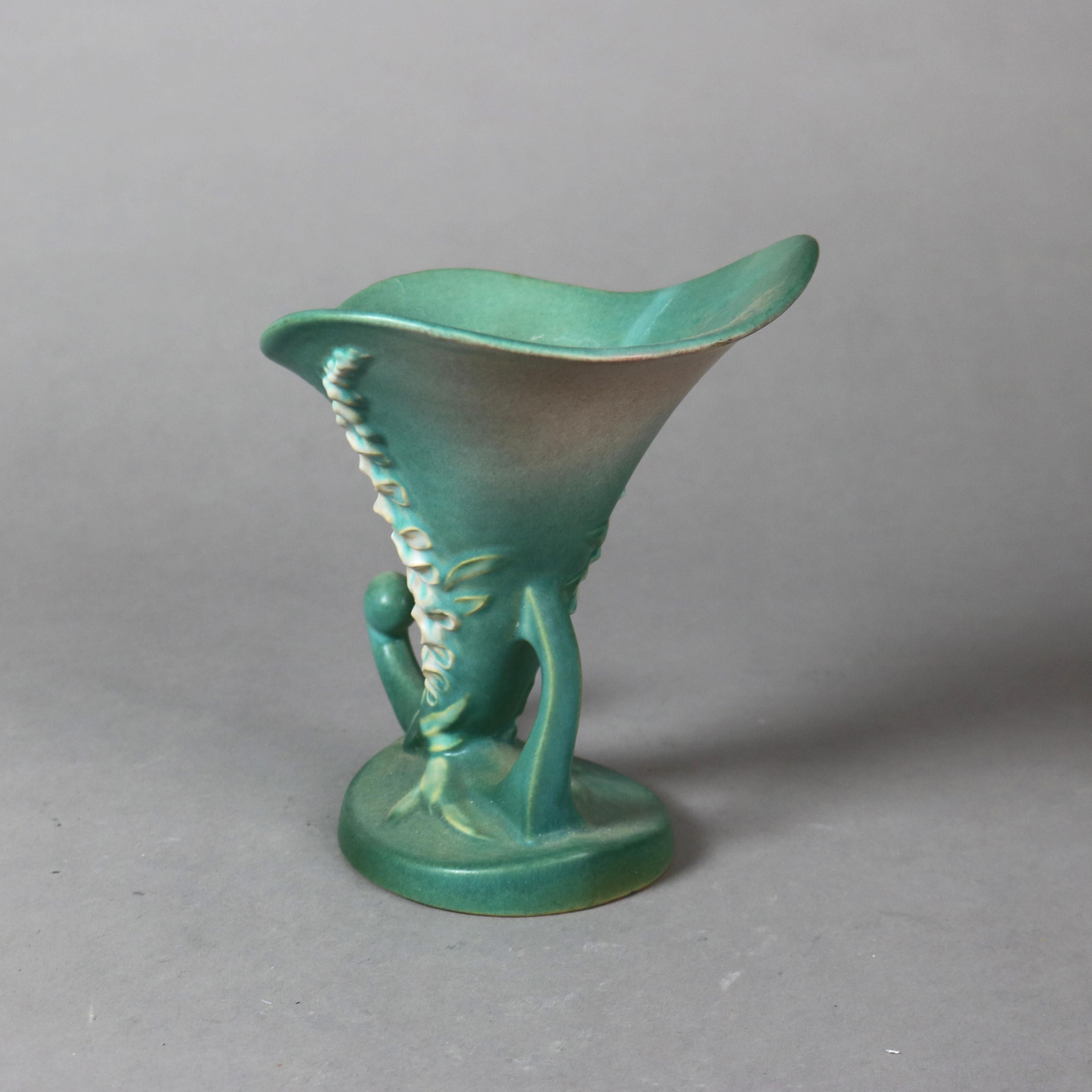Poterie d'art Roseville, corne d'abondance verte avec motif Foxglove, milieu du 20e siècle Bon état - En vente à Big Flats, NY