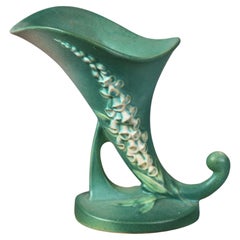 Roseville Art Pottery Cornucopia verde con motivo a fiore di volpe Metà del XX secolo