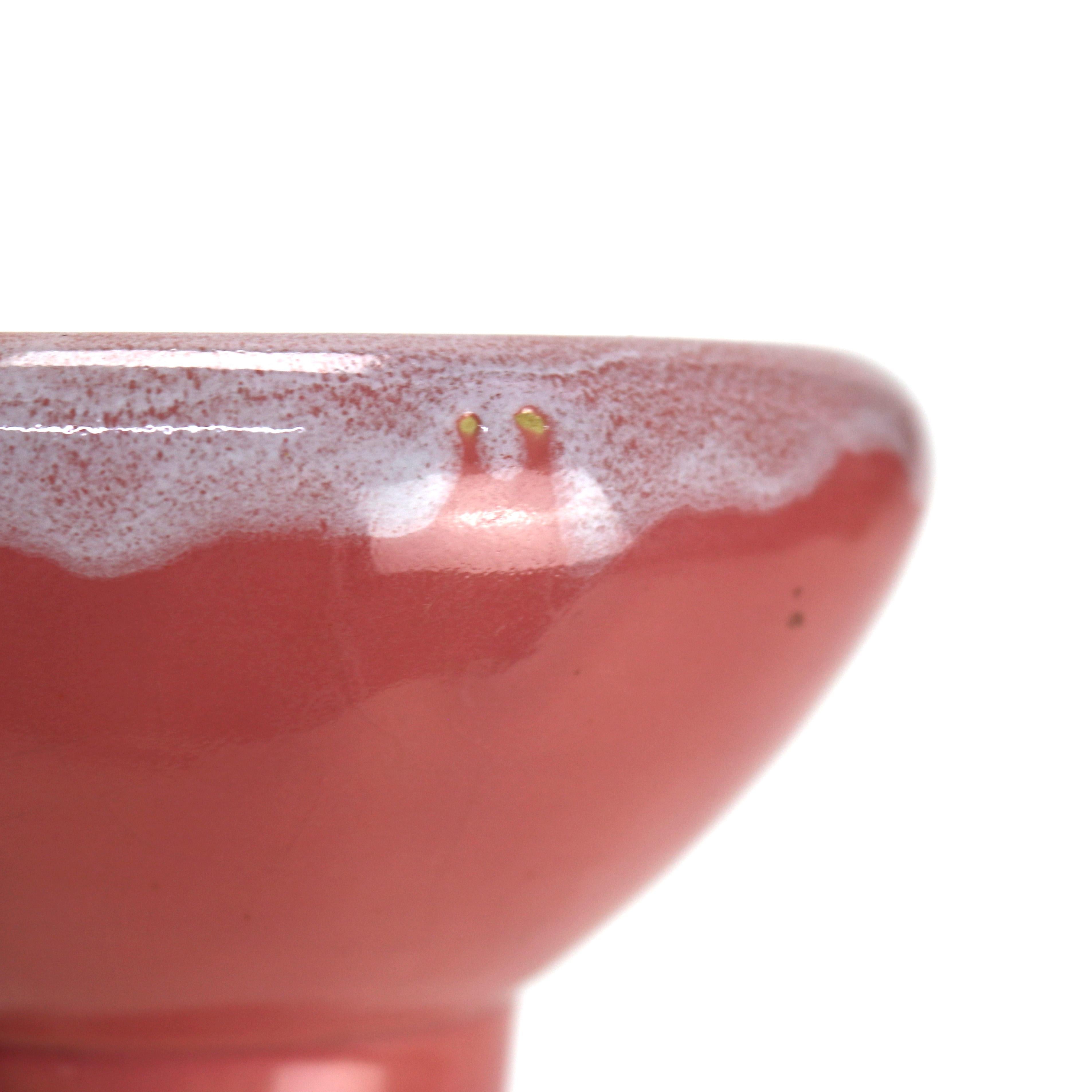 Roseville Art Pottery Jardinera Pasadena Esmaltada Rosa Mediados del Siglo XX en venta 2