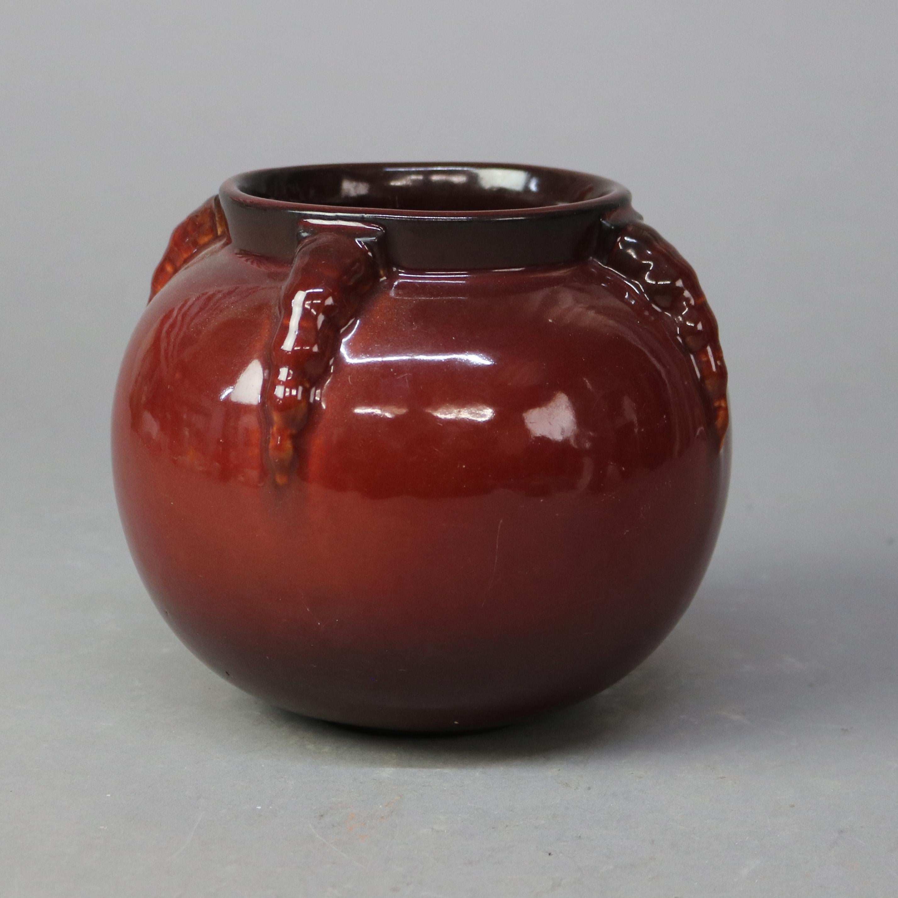 Roseville Art Pottery Vaso ad artiglio rosso Topeo Metà del XX secolo In condizioni buone in vendita a Big Flats, NY