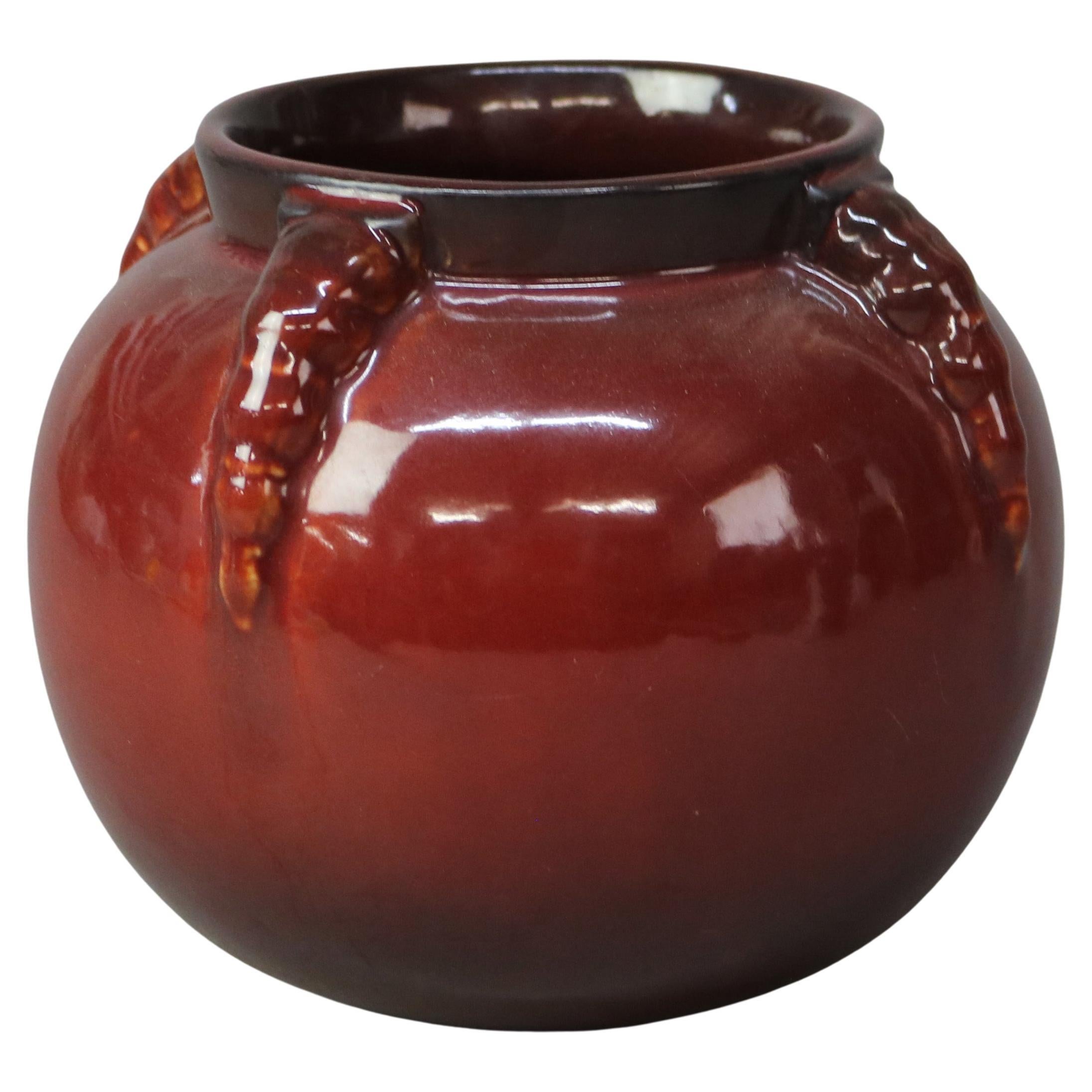 Roseville Art Pottery Vaso ad artiglio rosso Topeo Metà del XX secolo