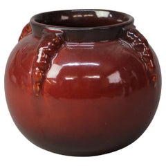 Roseville Art Pottery Vaso ad artiglio rosso Topeo Metà del XX secolo