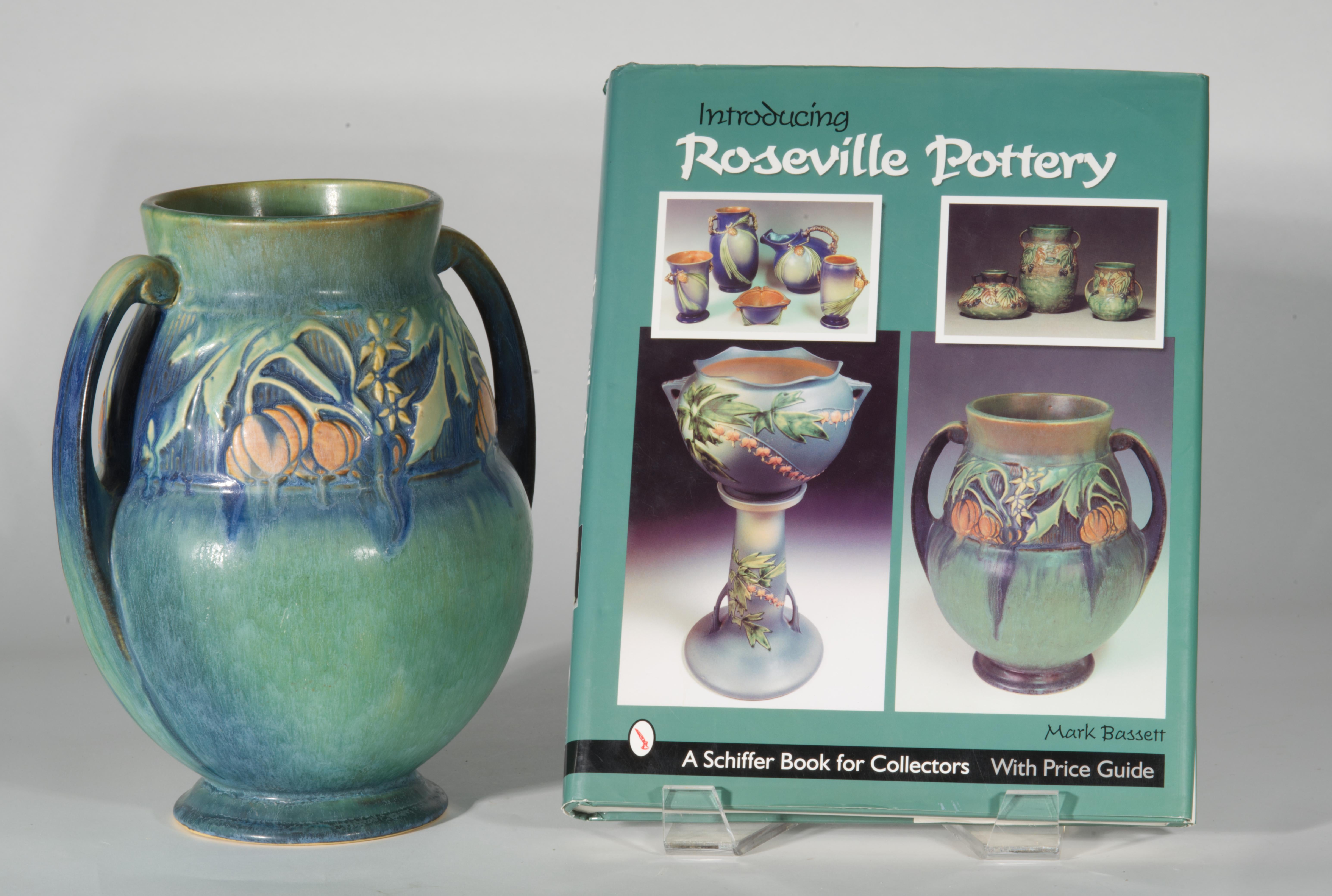 Roseville Baneda Vaso a doppio manico verde, 1932 American Art Pottery in vendita 5