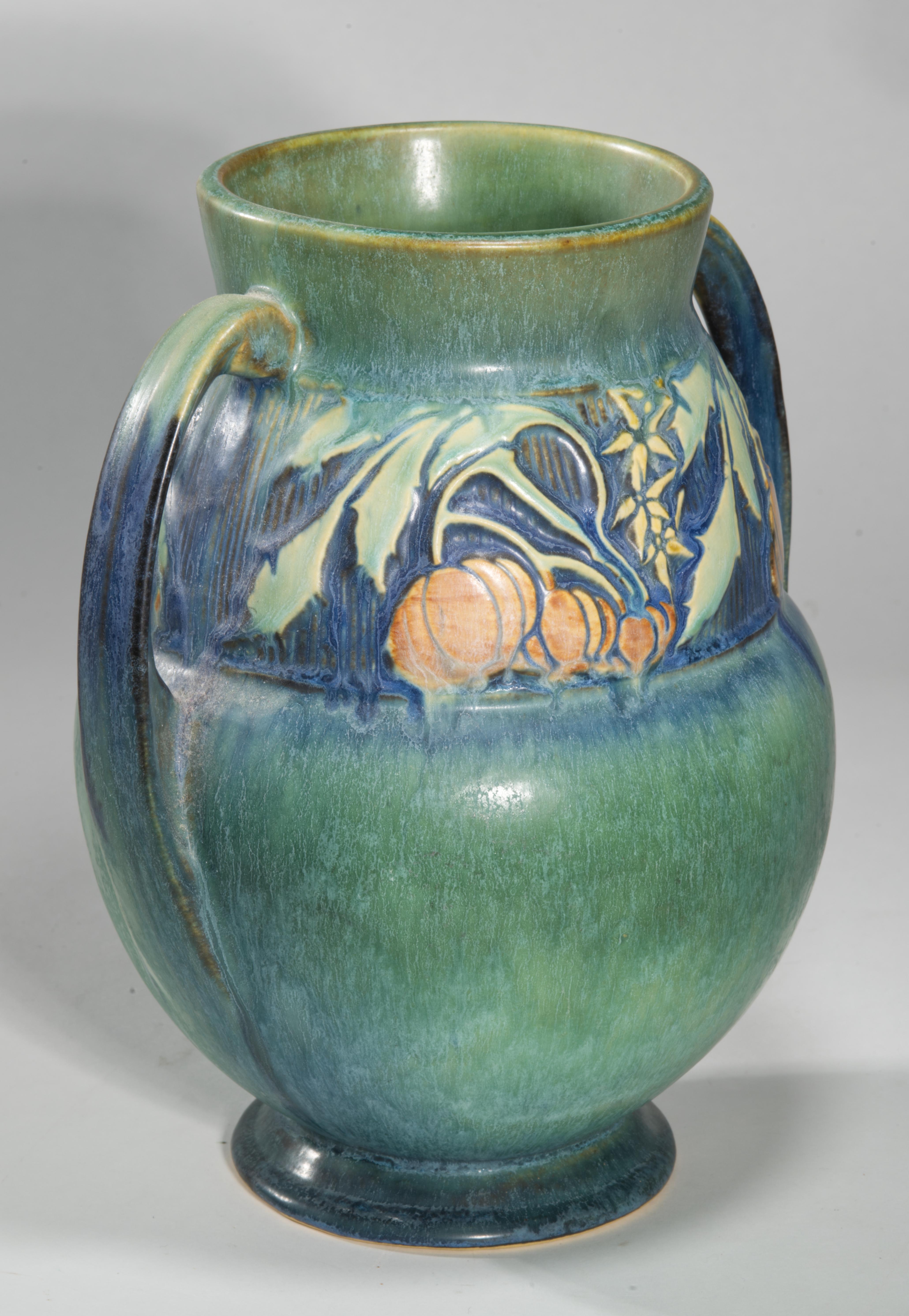 Roseville Baneda Vaso a doppio manico verde, 1932 American Art Pottery In condizioni buone in vendita a Clifton Springs, NY