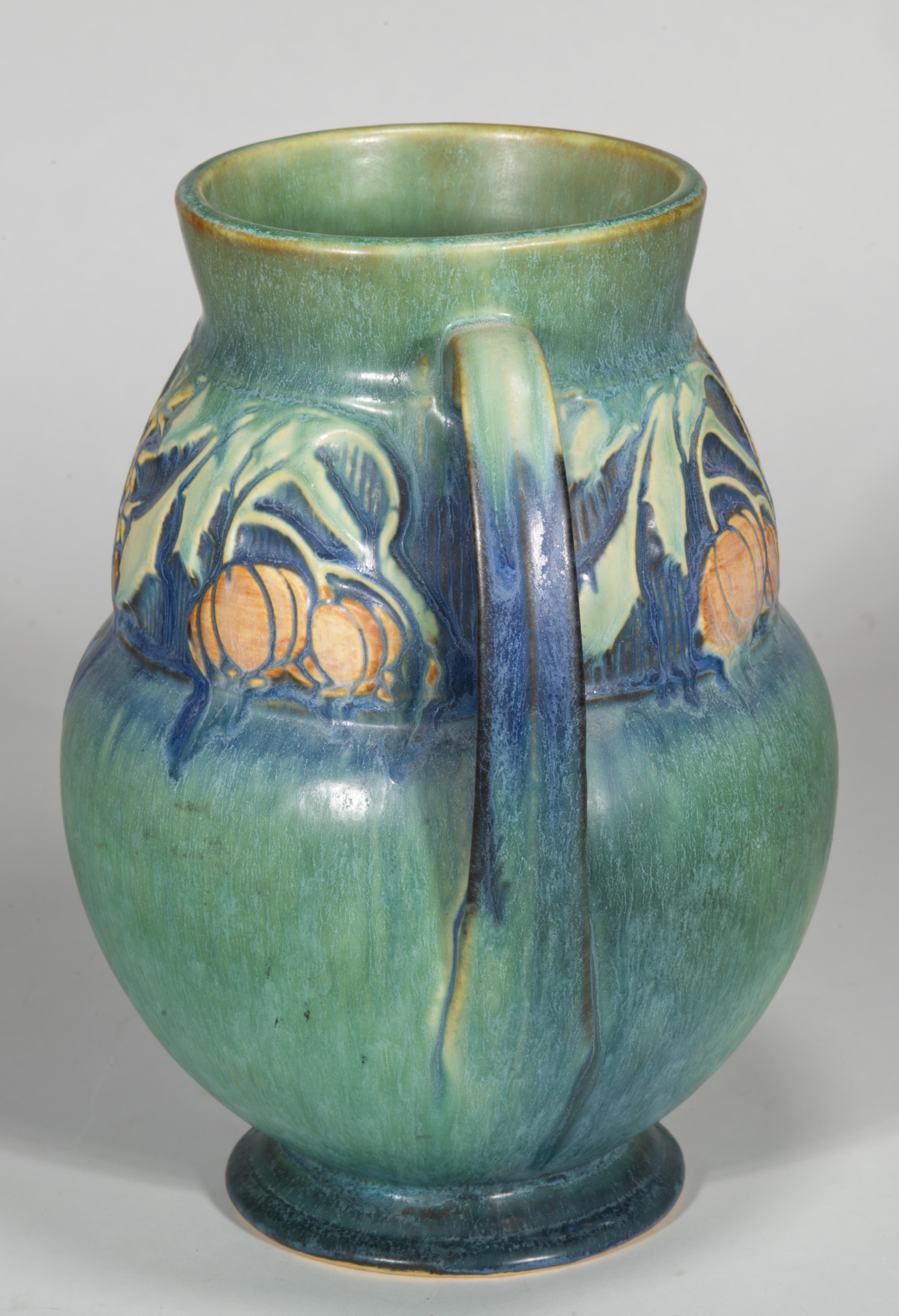 Metà XX secolo Roseville Baneda Vaso a doppio manico verde, 1932 American Art Pottery in vendita