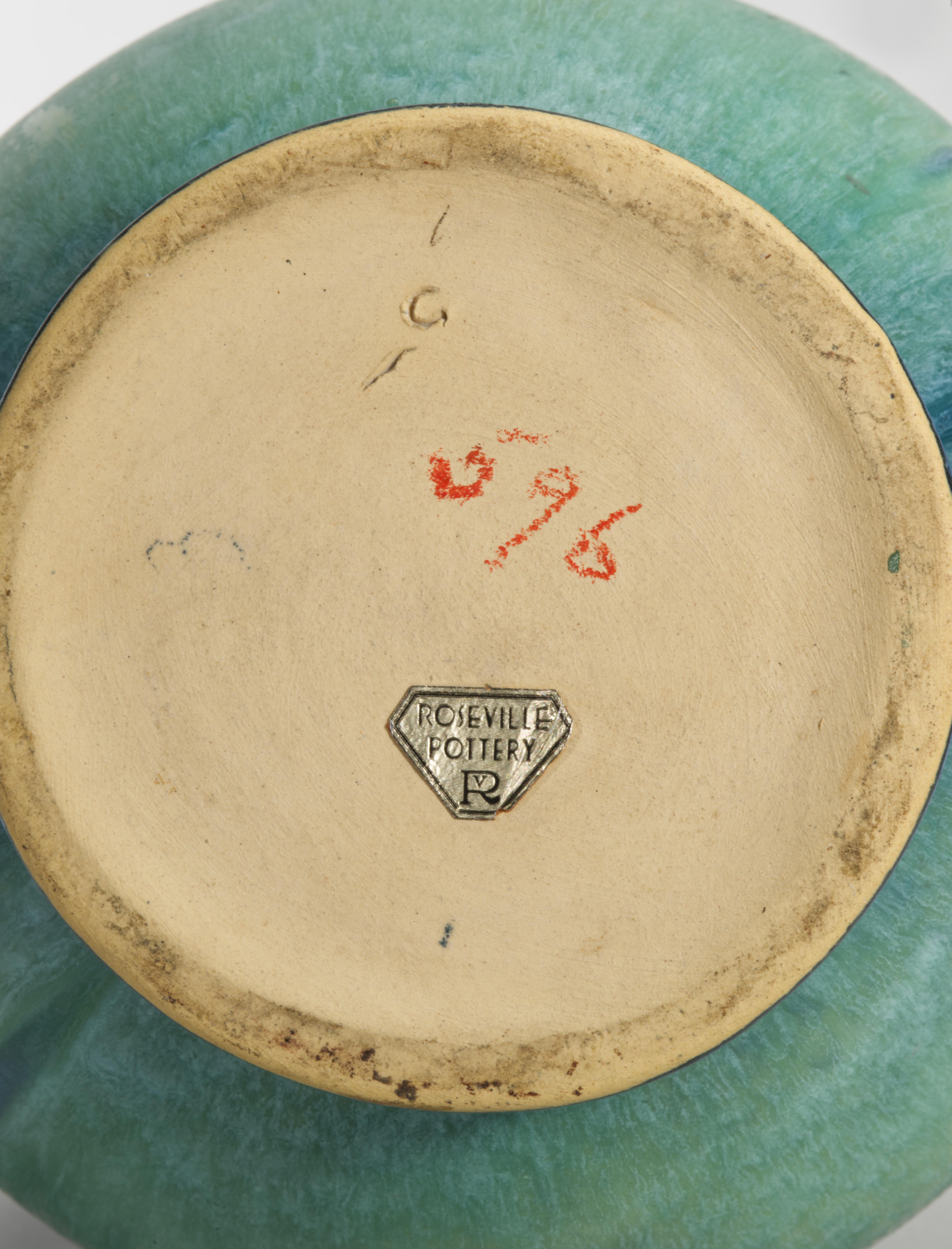 Roseville Baneda Vaso a doppio manico verde, 1932 American Art Pottery in vendita 1