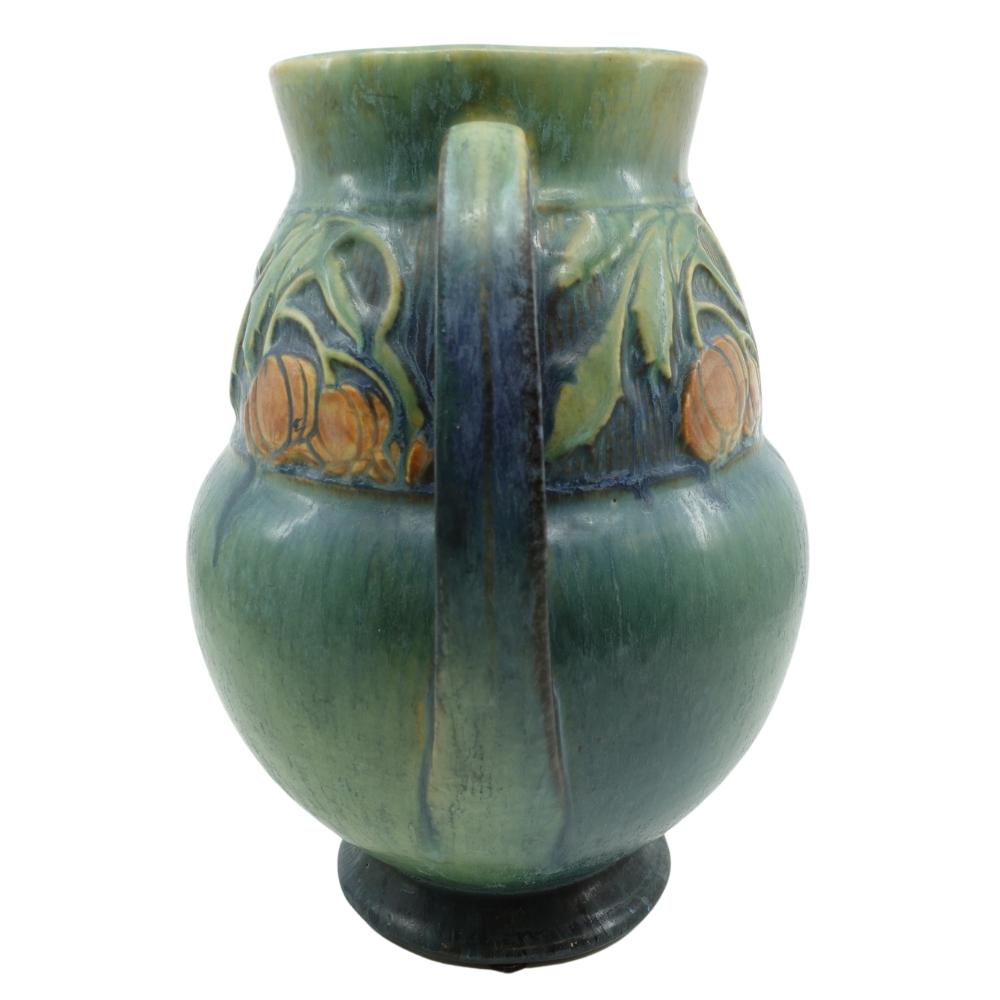 Wir bieten diese fabelhafte Roseville Vase aus amerikanischer Kunstkeramik mit dem Muster 