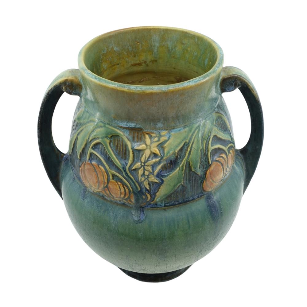 Roseville Grüne Baneda 626-7 Vase aus amerikanischer Kunstkeramik mit doppeltem Henkel 1932 (Nordamerikanisch) im Angebot