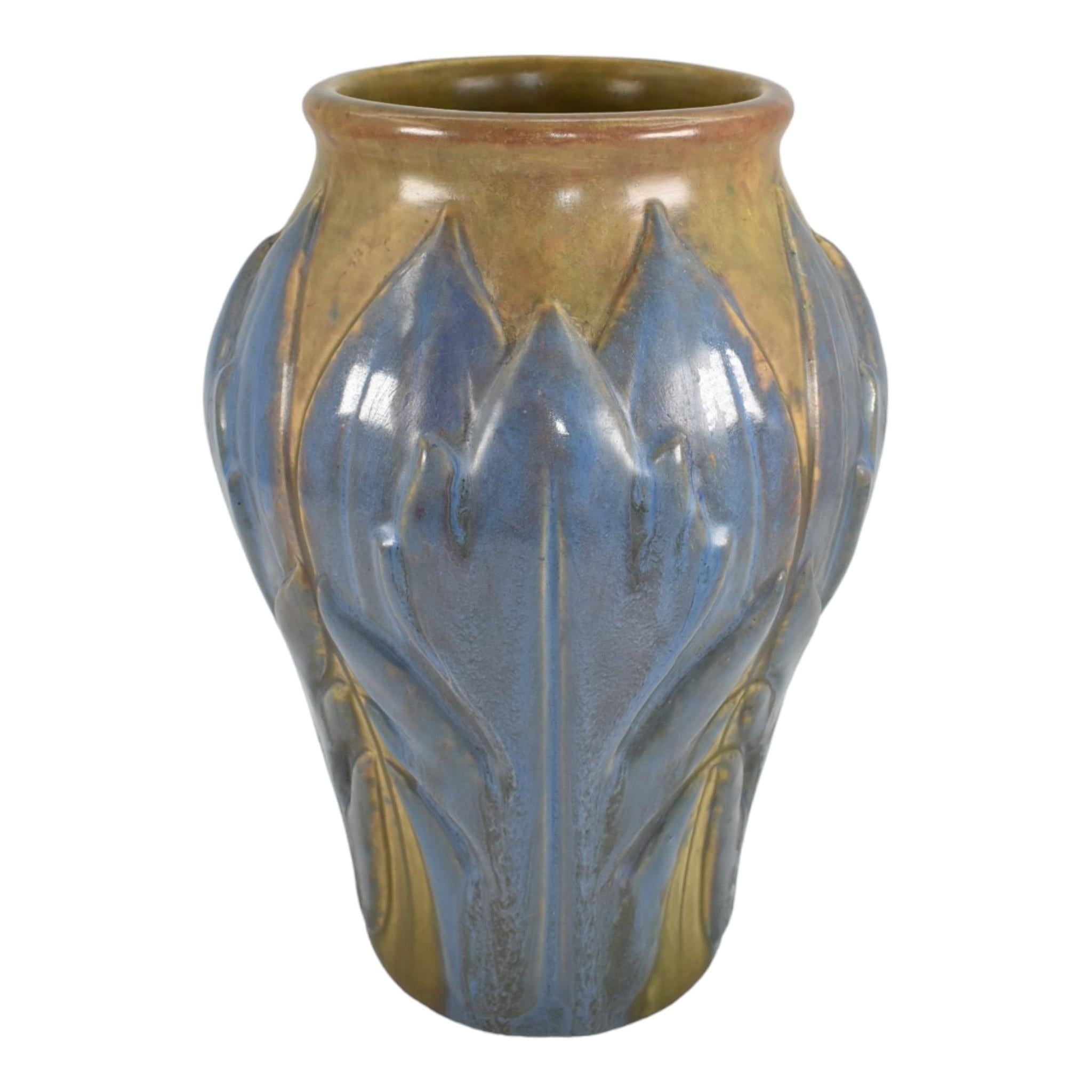 Roseville Early Velmoss Trial Glaze 1916 Vintage Art Pottery Ceramic Vase 135-10
Very rare trial glaze vase with high glaze blue/purple leaves and a green background.
Shows well with a repair to the inner rim. No other chips, cracks, damage or