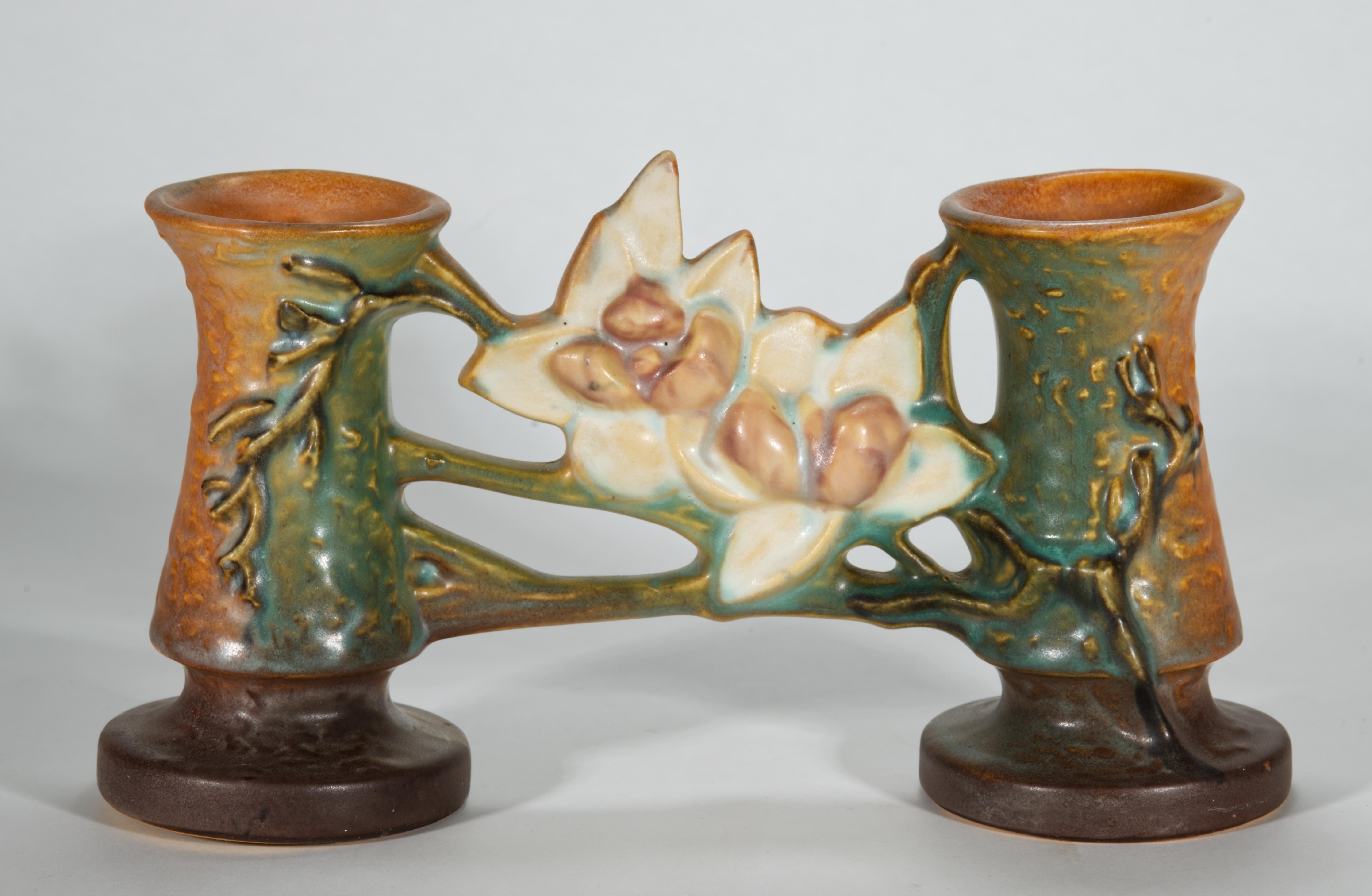 Vaso Roseville Magnolia Double Bud Gate in marrone, 1943 in vendita 2