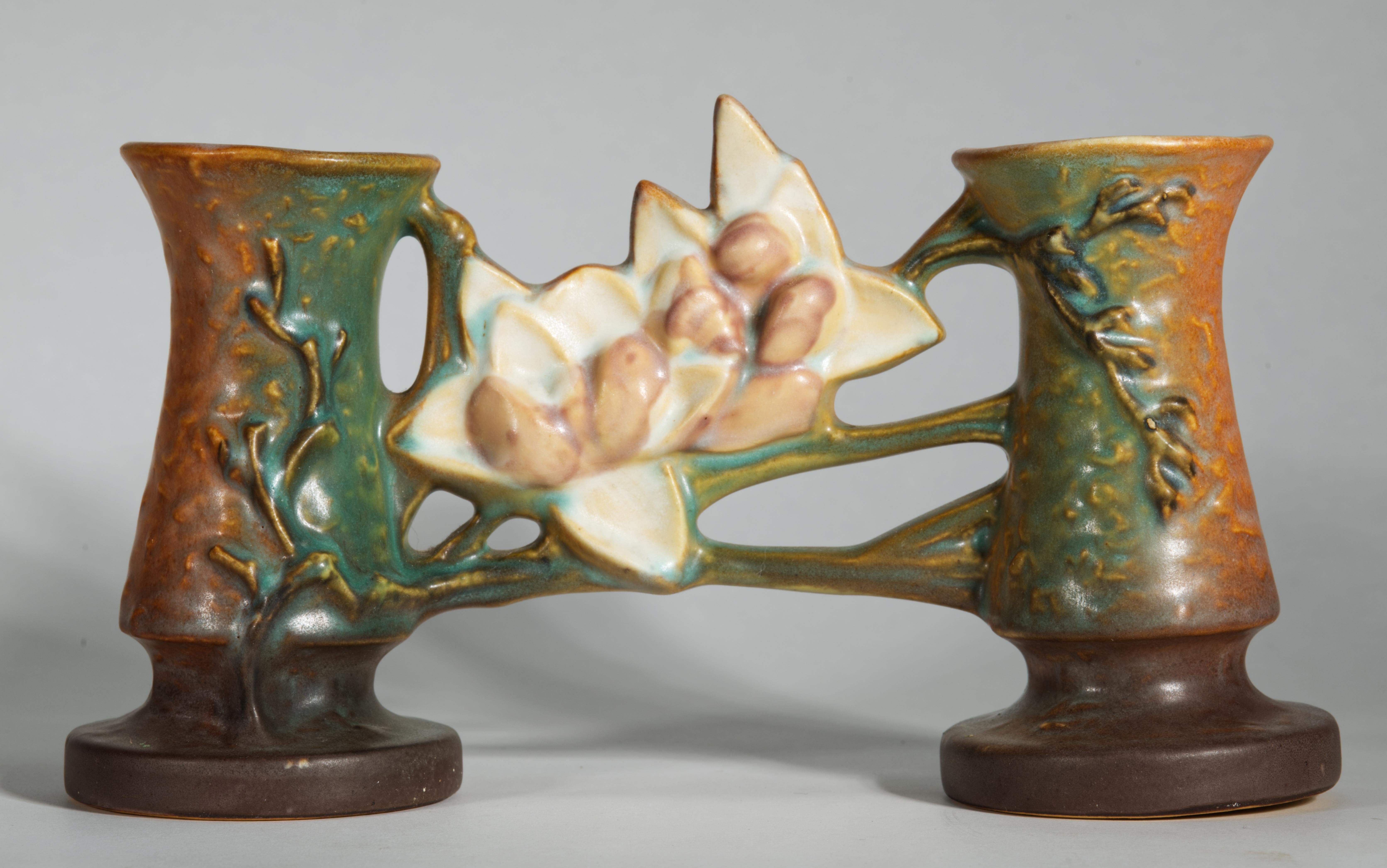 Il vaso a due boccioli in ceramica Roseville Pottery con motivo Magnolia su sfondo marrone è contrassegnato dalla scritta 