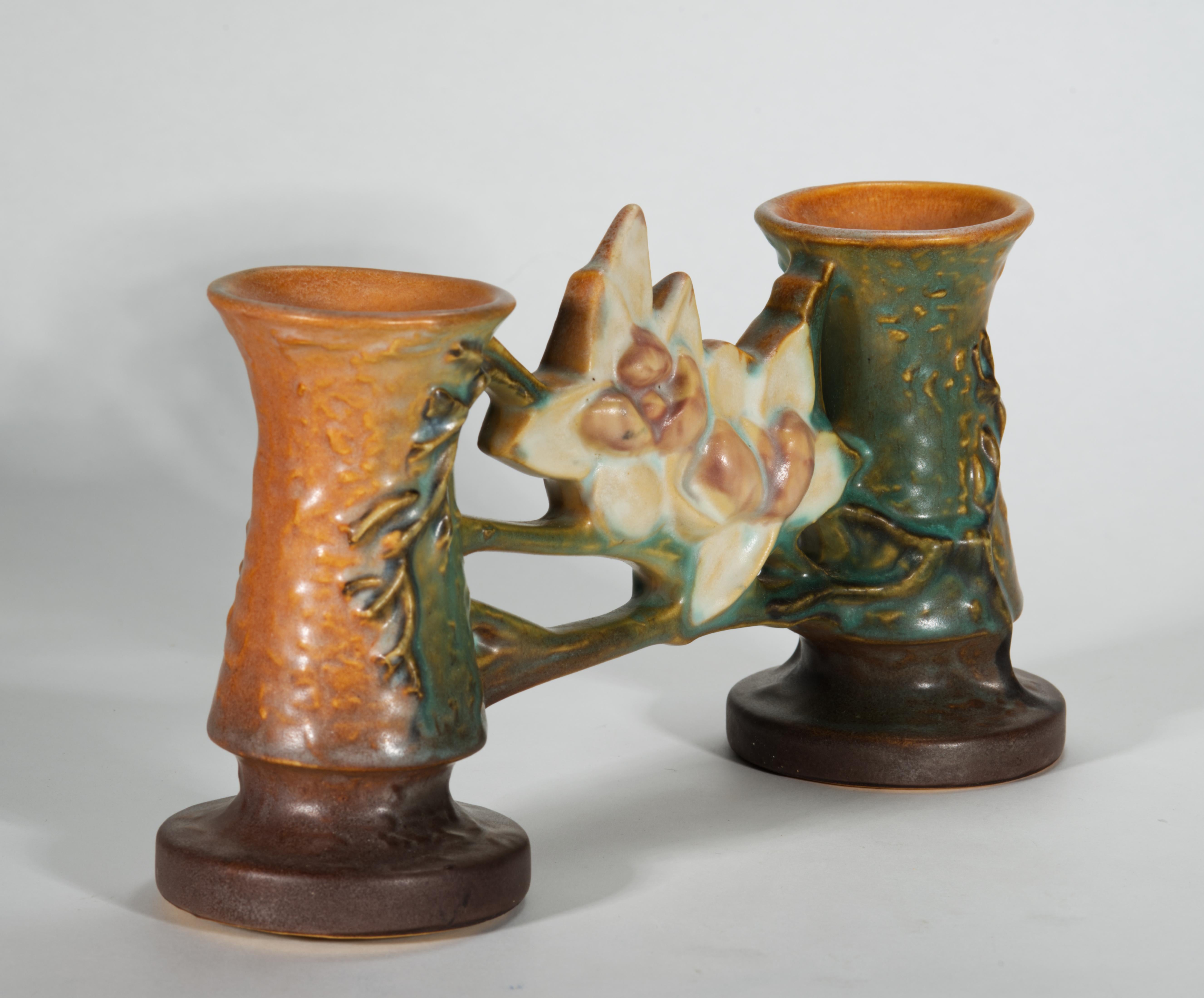 Arts and Crafts Vaso Roseville Magnolia Double Bud Gate in marrone, 1943 in vendita