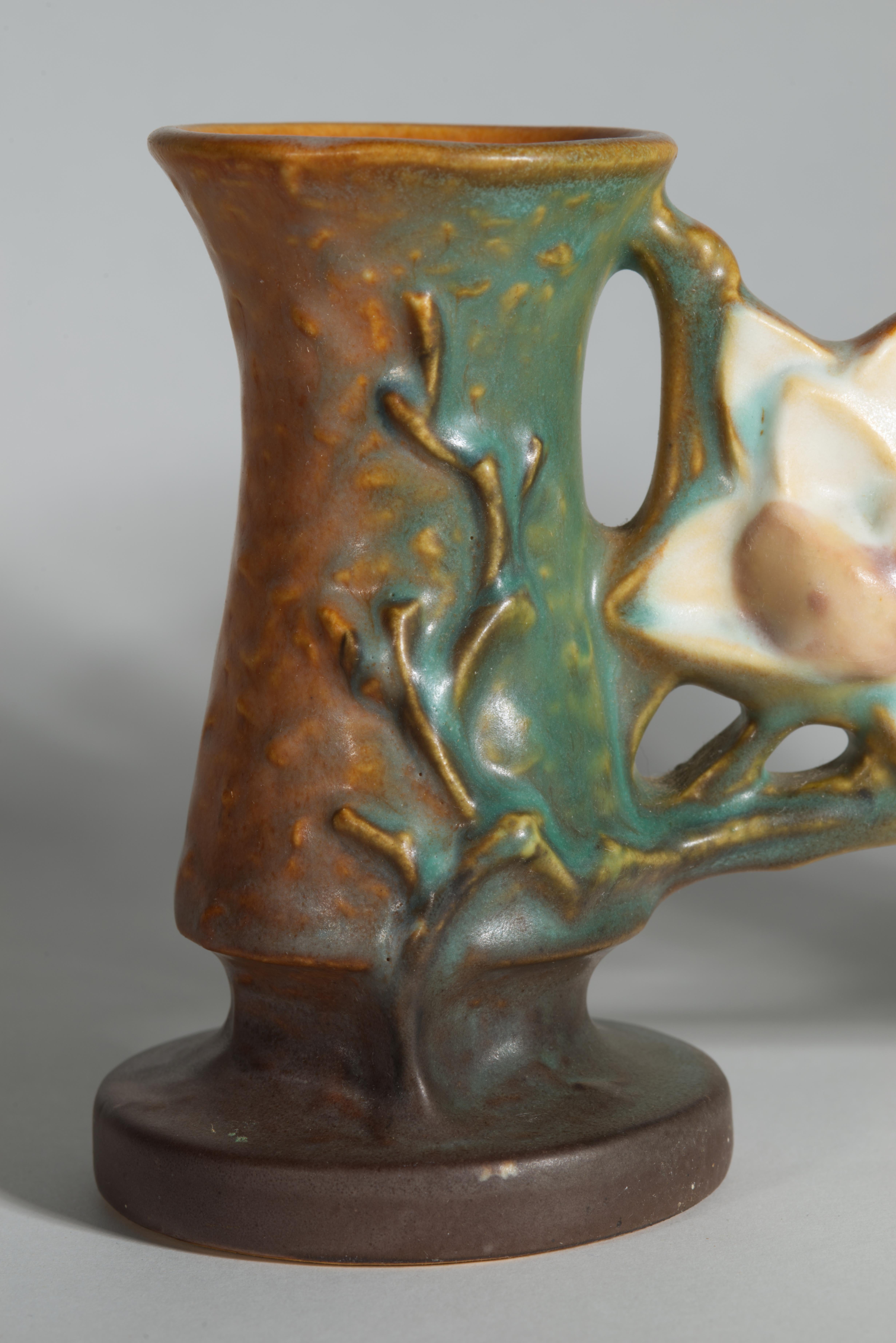 Metà XX secolo Vaso Roseville Magnolia Double Bud Gate in marrone, 1943 in vendita