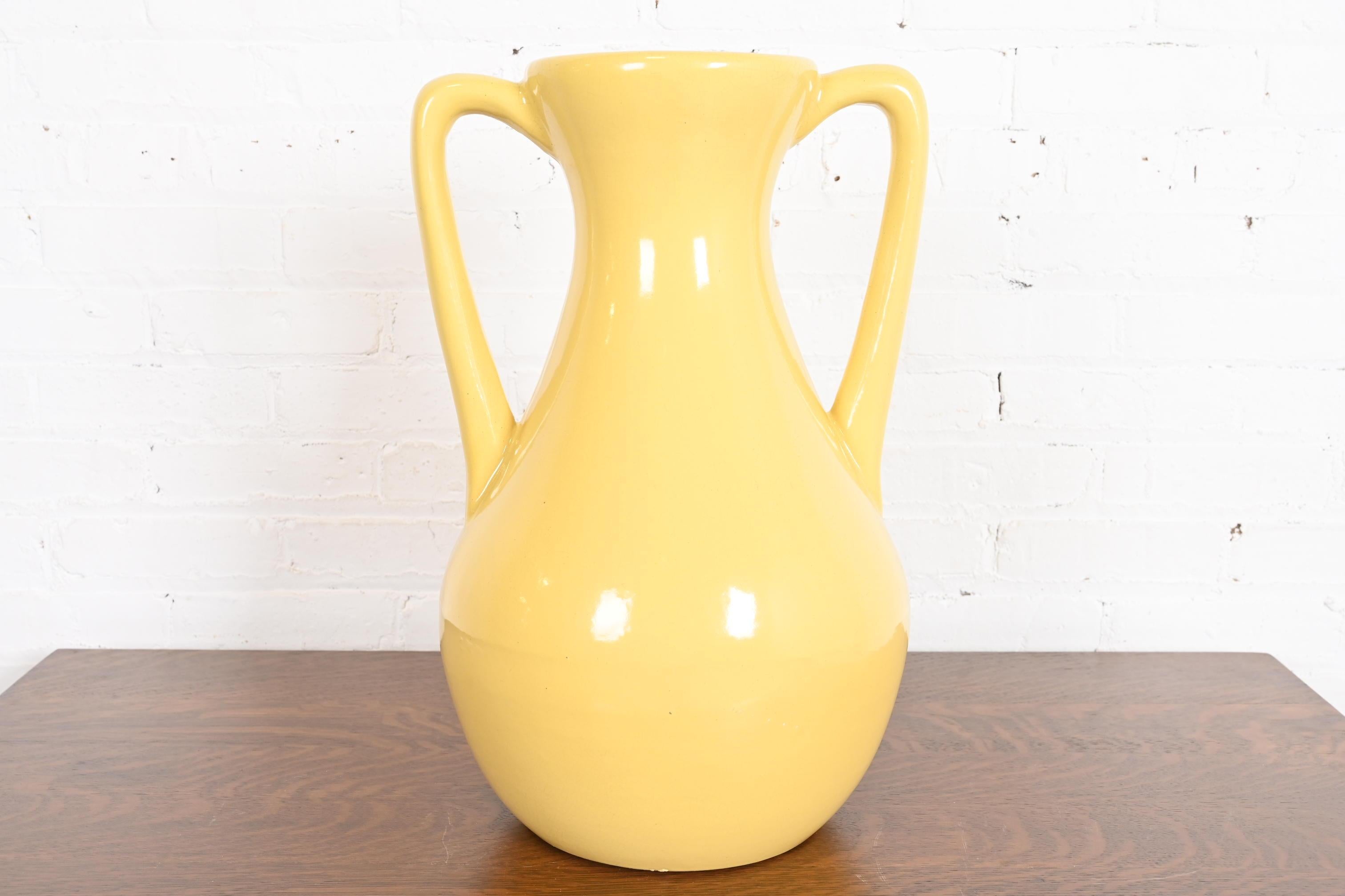 Magnifique cruche ou vase en poterie d'art à poignée émaillée Arts & Crafts

Par Roseville Pottery

États-Unis, années 1930

Céramique émaillée d'une belle couleur jaune.

Dimensions : 12 