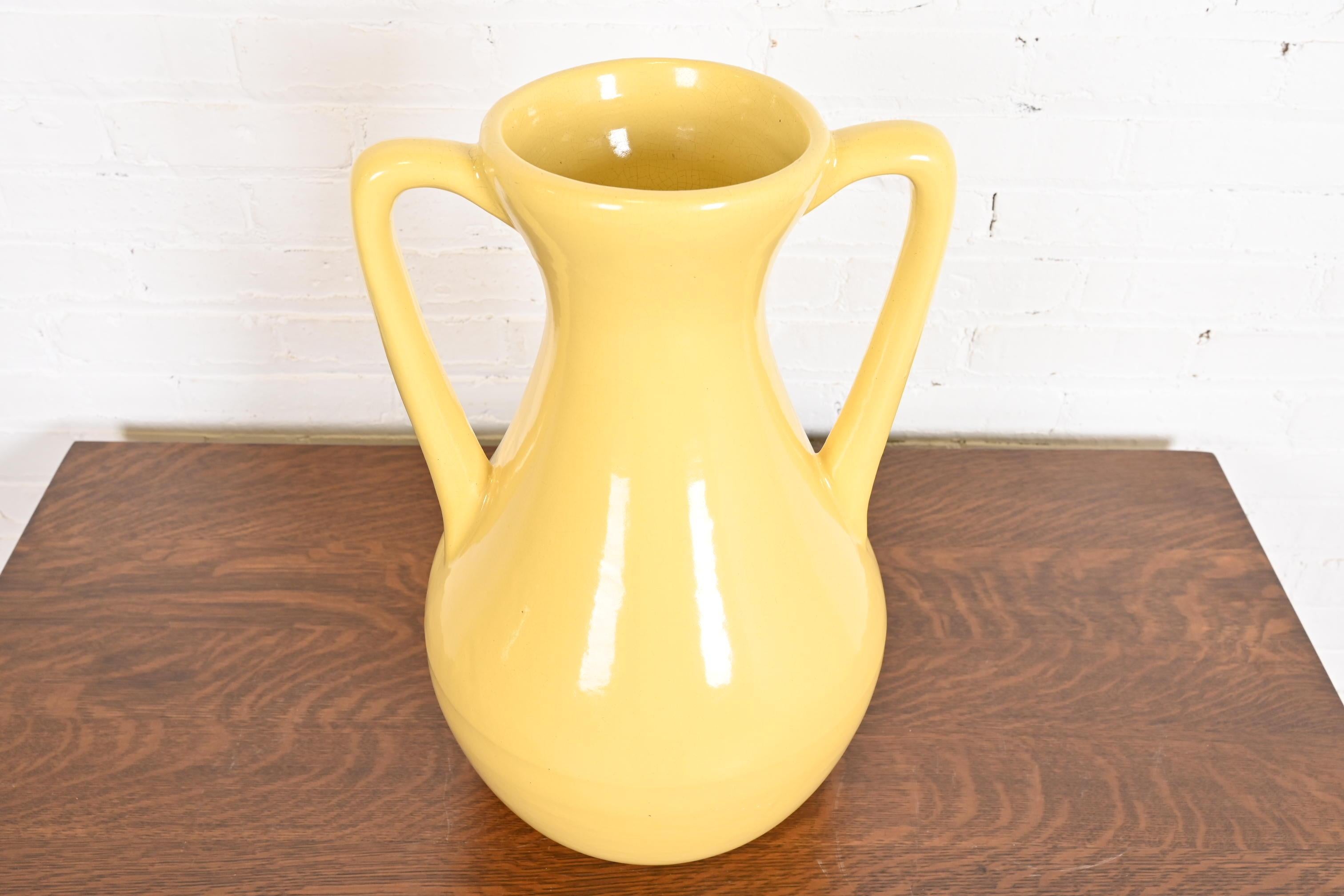 Arts and Crafts Grande cruche d'art Arts & Crafts à poignée émaillée jaune Roseville Pottery en vente