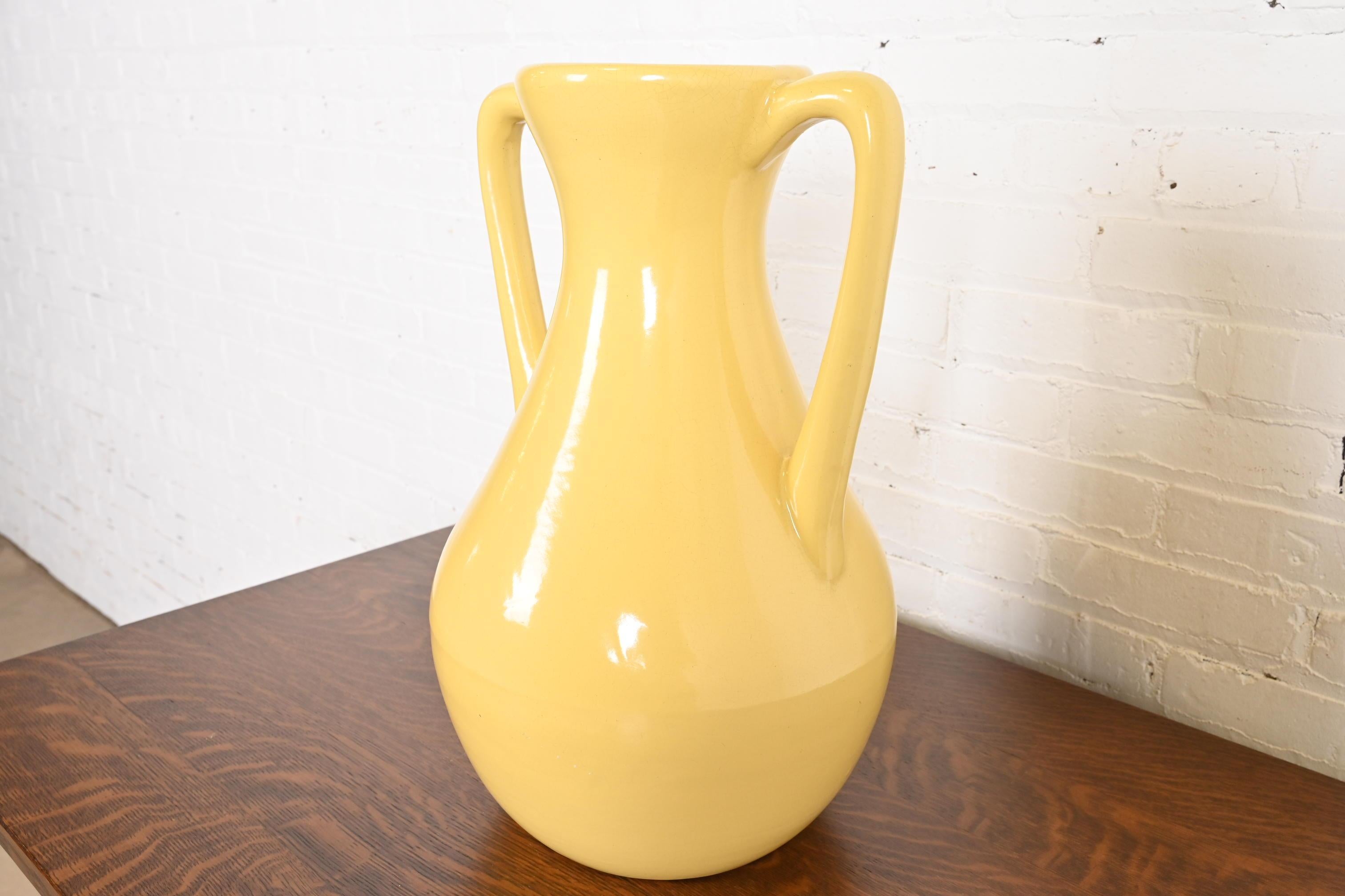 Américain Grande cruche d'art Arts & Crafts à poignée émaillée jaune Roseville Pottery en vente