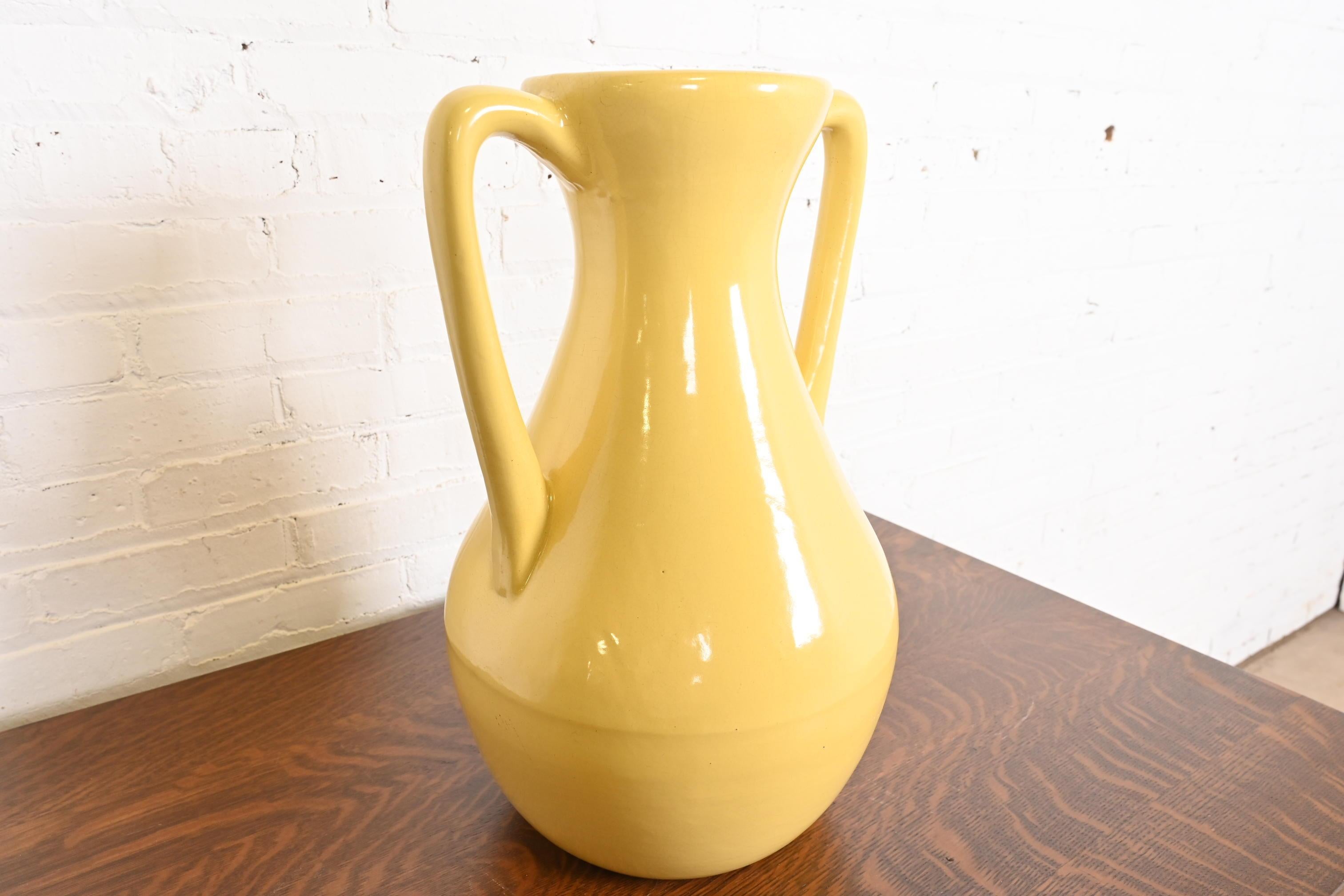 Grande cruche d'art Arts & Crafts à poignée émaillée jaune Roseville Pottery Bon état - En vente à South Bend, IN