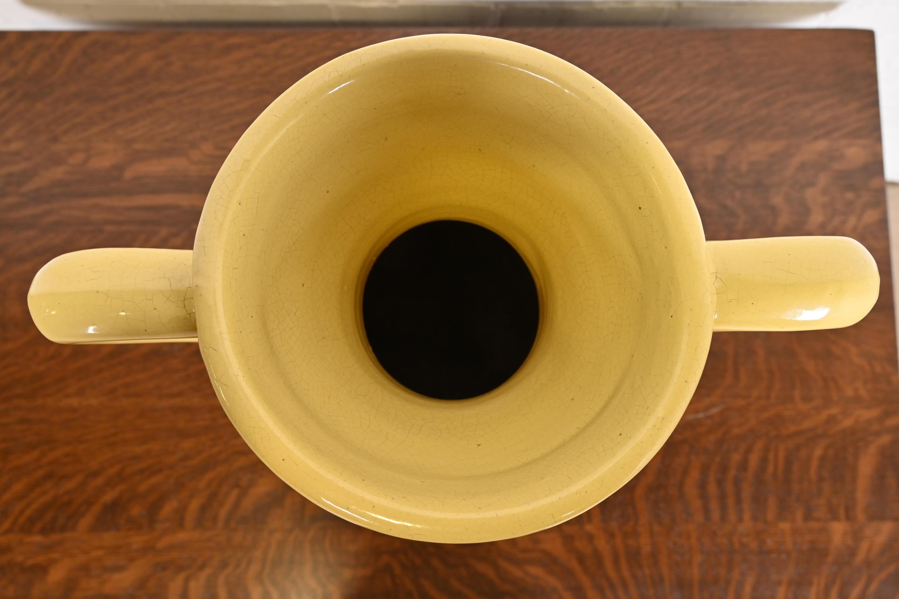 Milieu du XXe siècle Grande cruche d'art Arts & Crafts à poignée émaillée jaune Roseville Pottery en vente