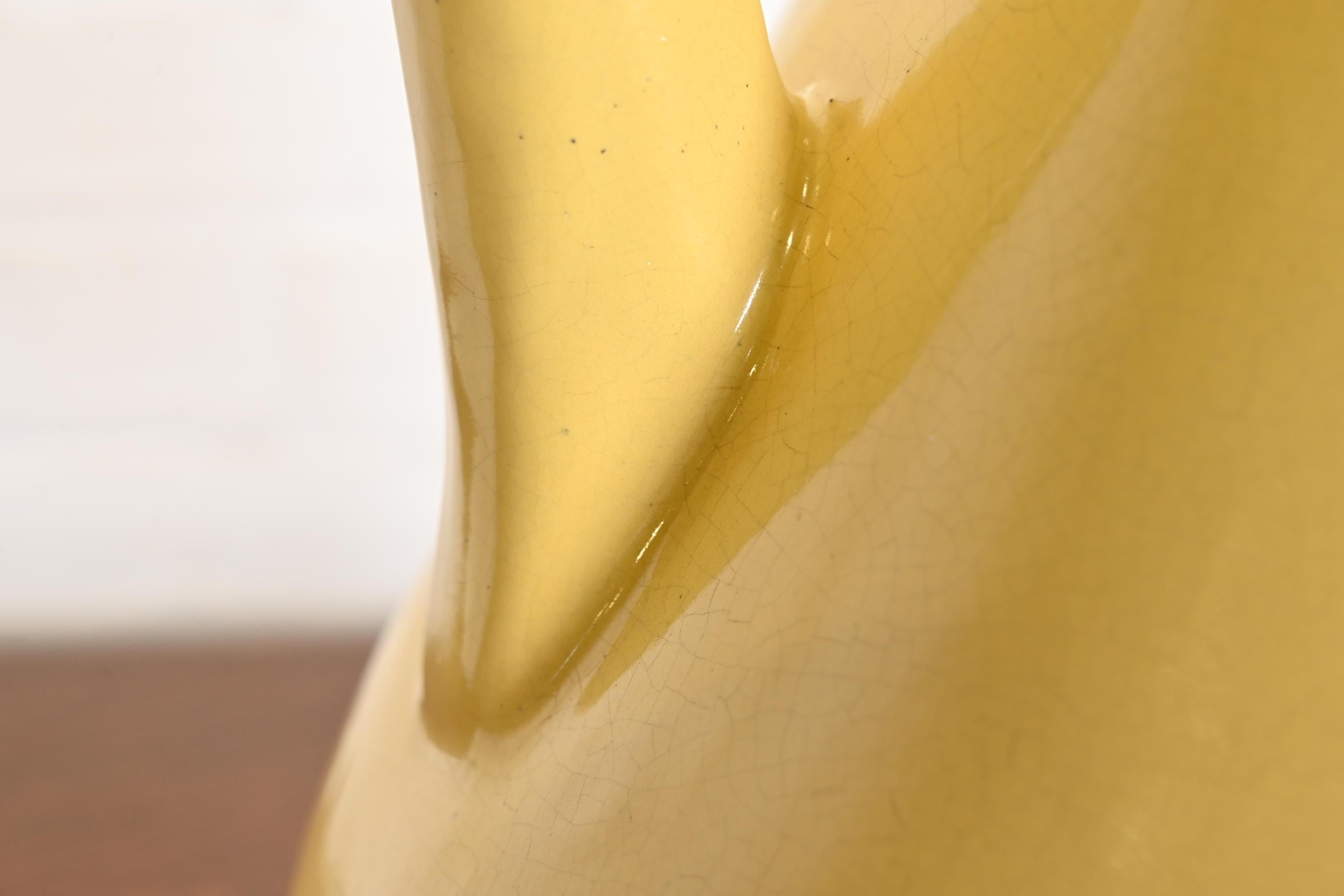 Céramique Grande cruche d'art Arts & Crafts à poignée émaillée jaune Roseville Pottery en vente