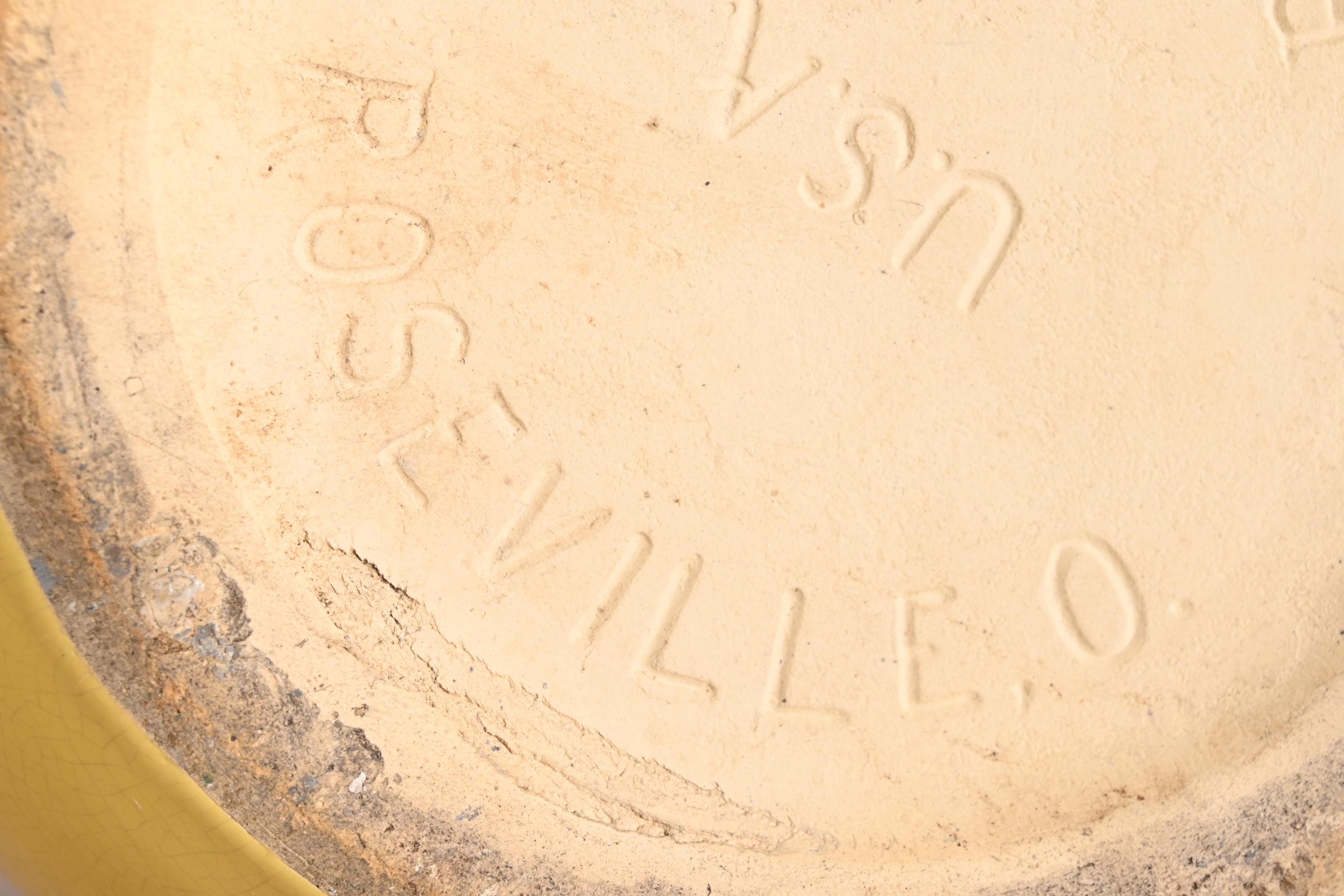 Roseville Pottery Arts & Crafts Grandi brocche in ceramica artistica con manico smaltato giallo in vendita 3