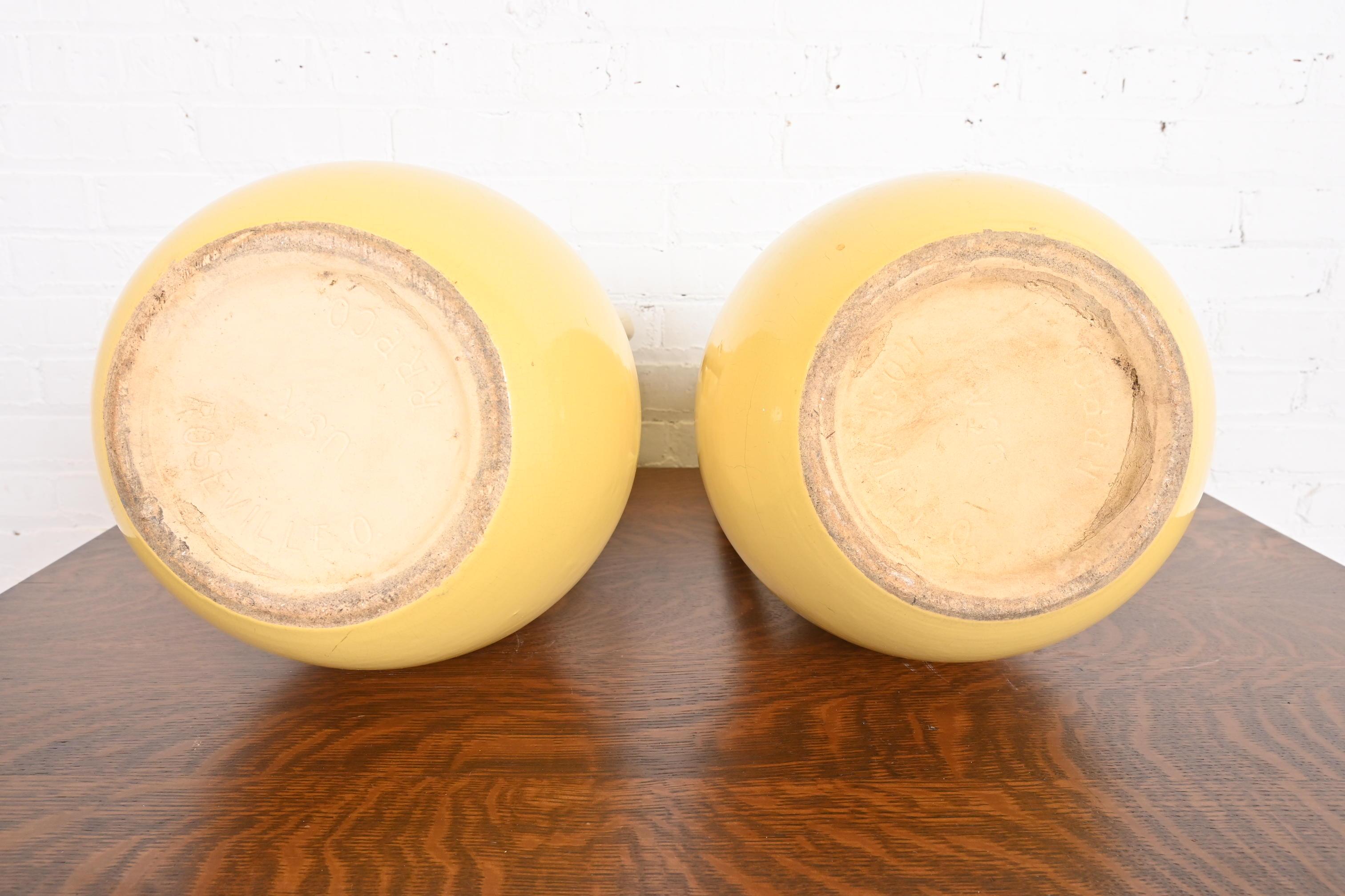 Roseville Pottery Arts & Crafts Grandi brocche in ceramica artistica con manico smaltato giallo in vendita 4