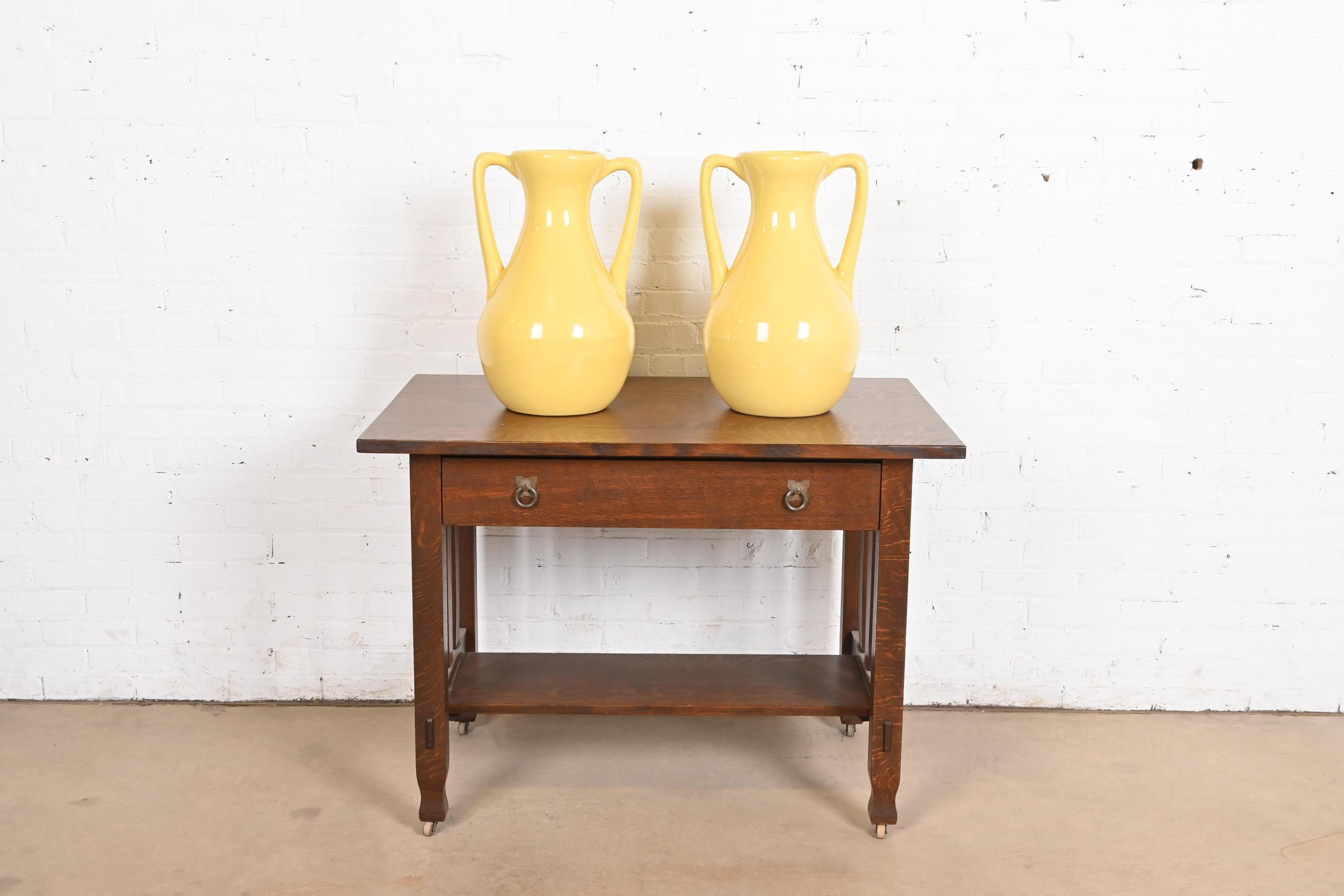 Roseville Pottery Arts & Crafts Grandi brocche in ceramica artistica con manico smaltato giallo in vendita 5