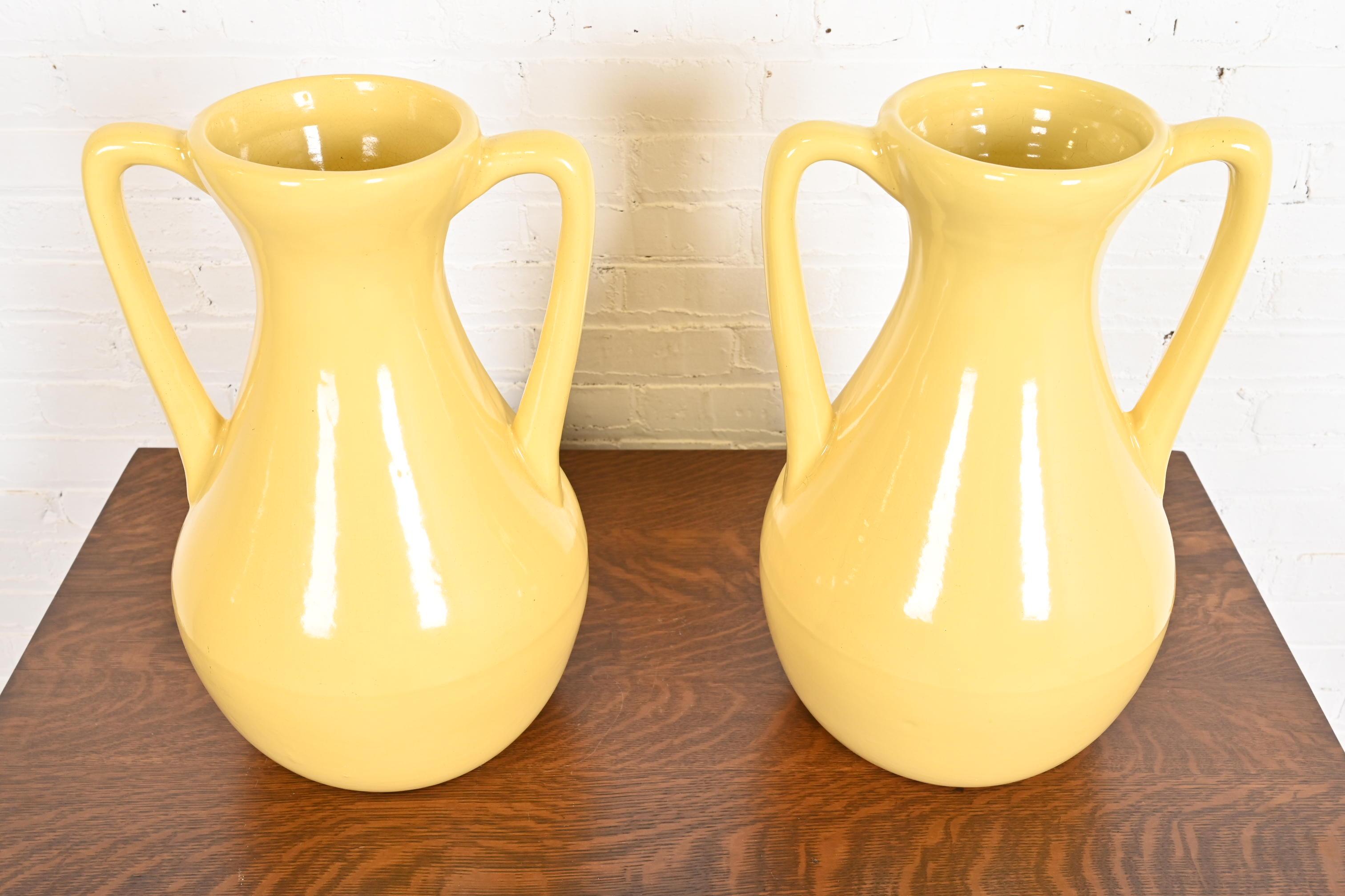 Una splendida coppia di brocche o vasi in ceramica d'arte smaltata di grandi dimensioni di Arts & Crafts

Da Roseville Pottery

USA, anni '30

Ceramica smaltata di un bel colore giallo.

Misure: 12