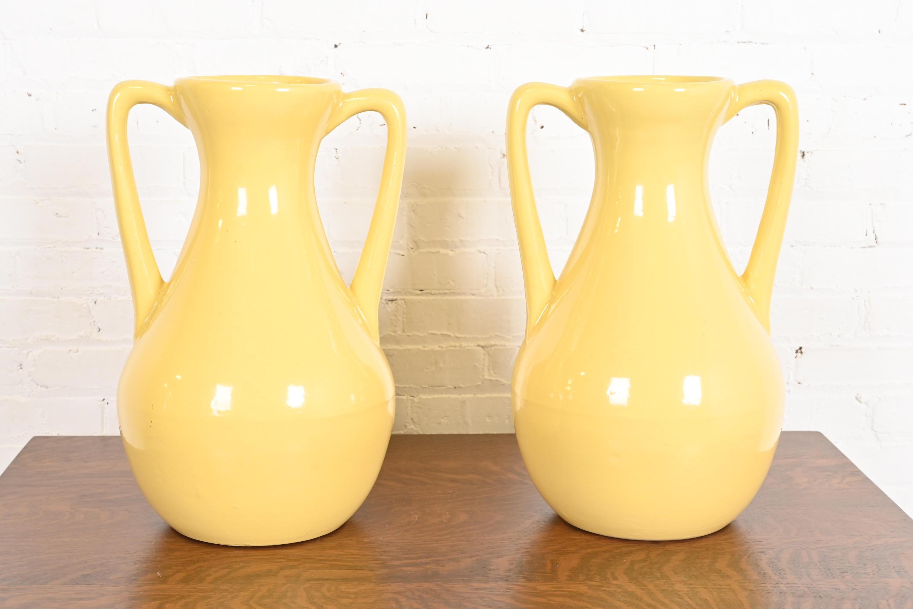 Arts and Crafts Roseville Pottery Arts & Crafts Grandi brocche in ceramica artistica con manico smaltato giallo in vendita