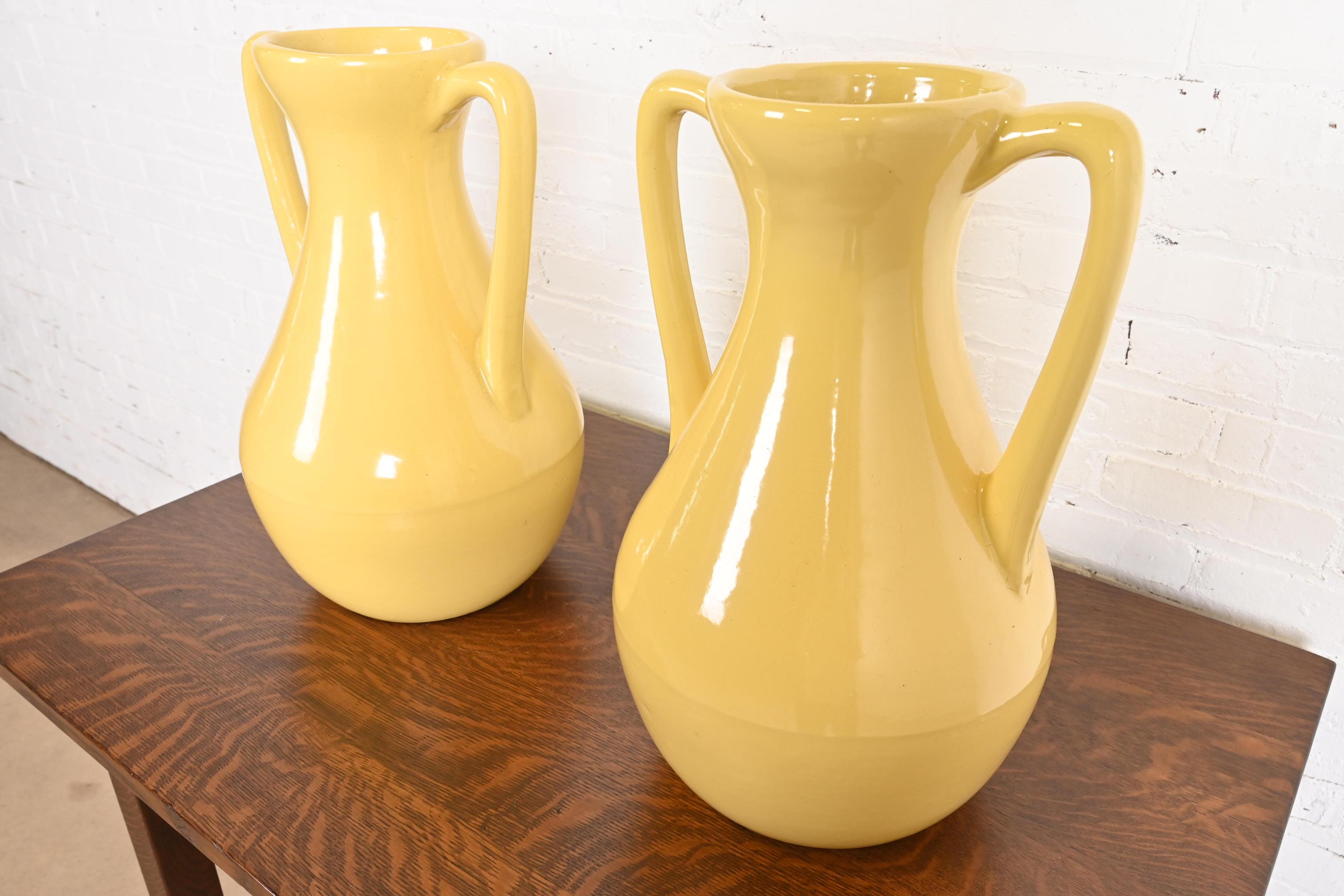 Americano Roseville Pottery Arts & Crafts Grandi brocche in ceramica artistica con manico smaltato giallo in vendita