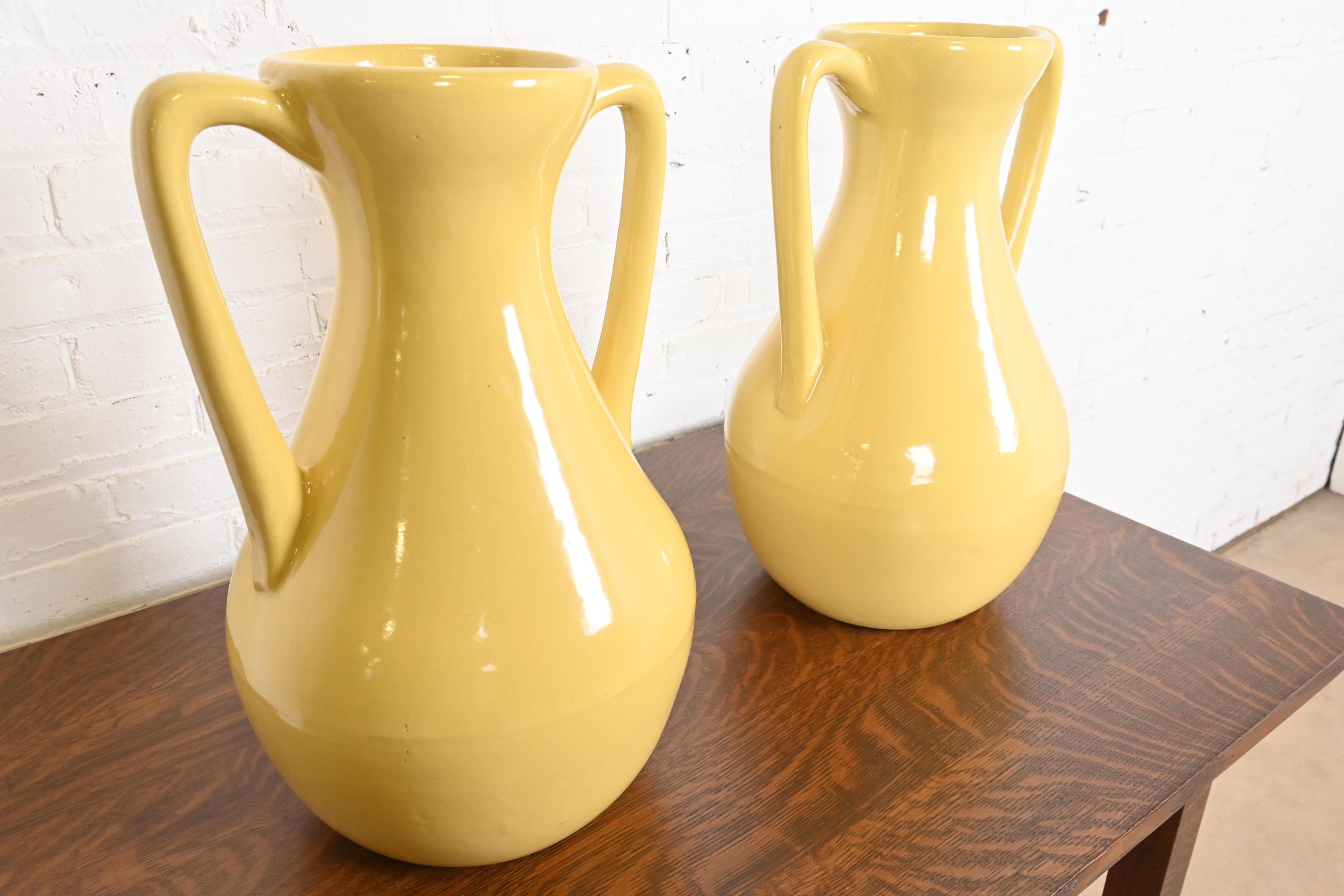 Roseville Pottery Arts & Crafts Grandi brocche in ceramica artistica con manico smaltato giallo In condizioni buone in vendita a South Bend, IN