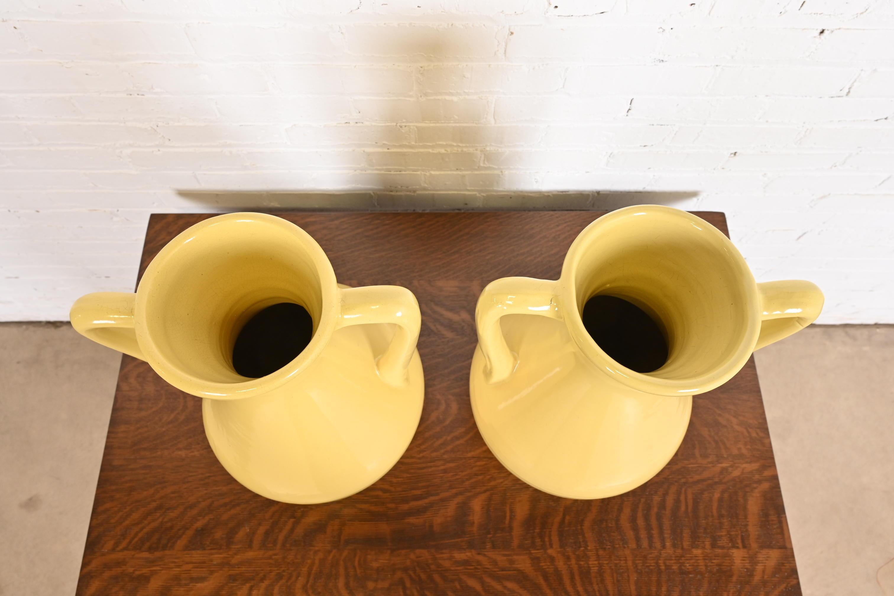 Metà XX secolo Roseville Pottery Arts & Crafts Grandi brocche in ceramica artistica con manico smaltato giallo in vendita