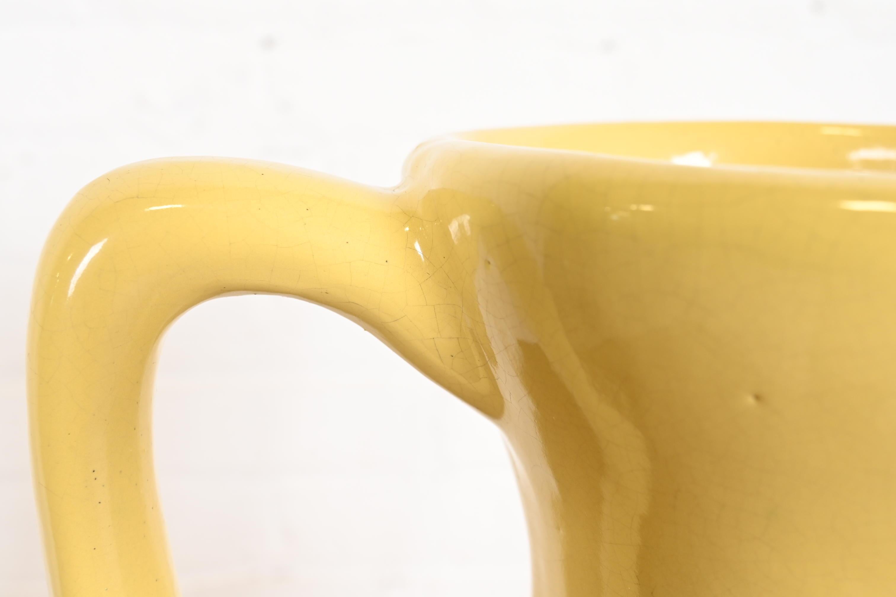 Ceramica Roseville Pottery Arts & Crafts Grandi brocche in ceramica artistica con manico smaltato giallo in vendita