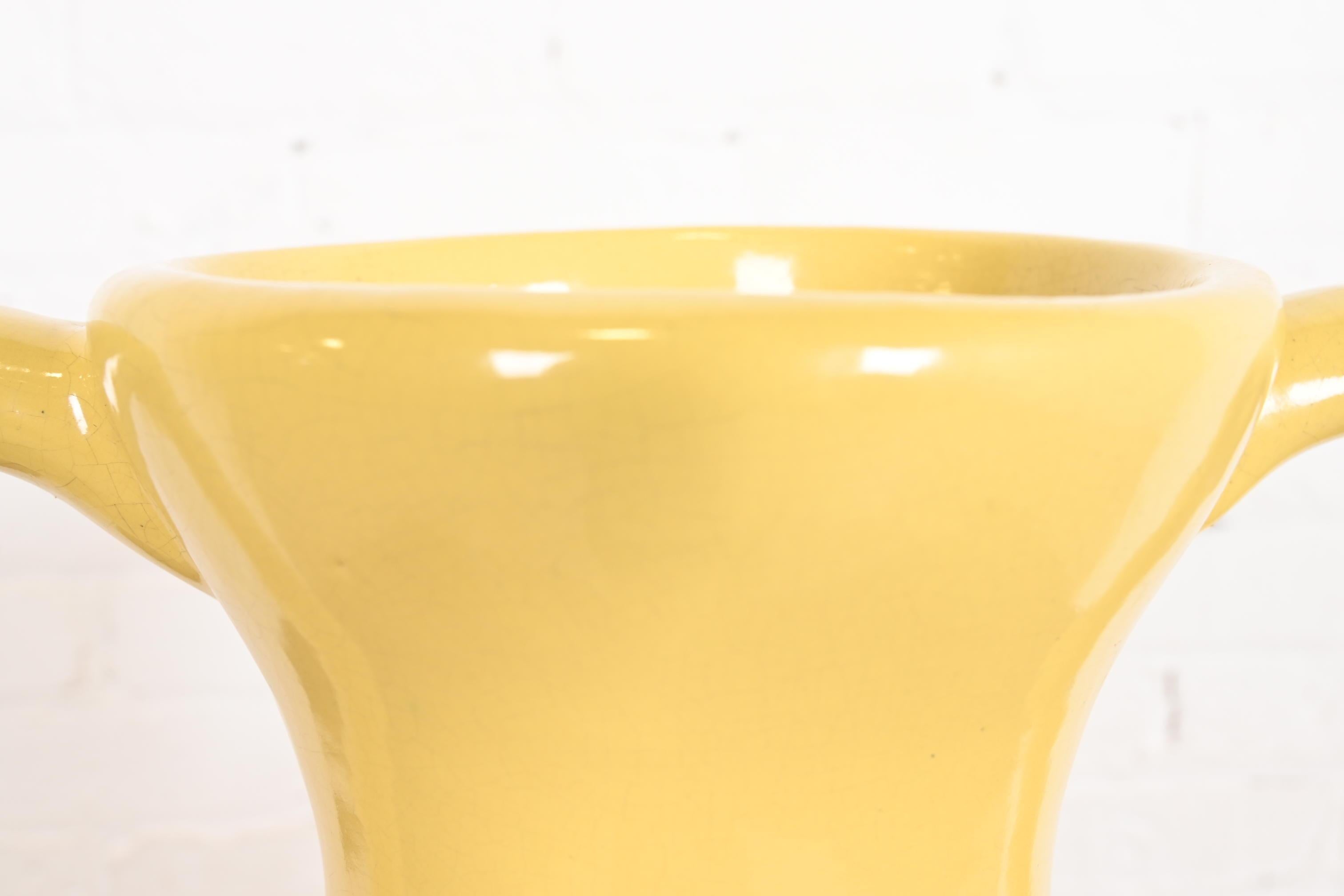 Roseville Pottery Arts & Crafts Grandi brocche in ceramica artistica con manico smaltato giallo in vendita 1